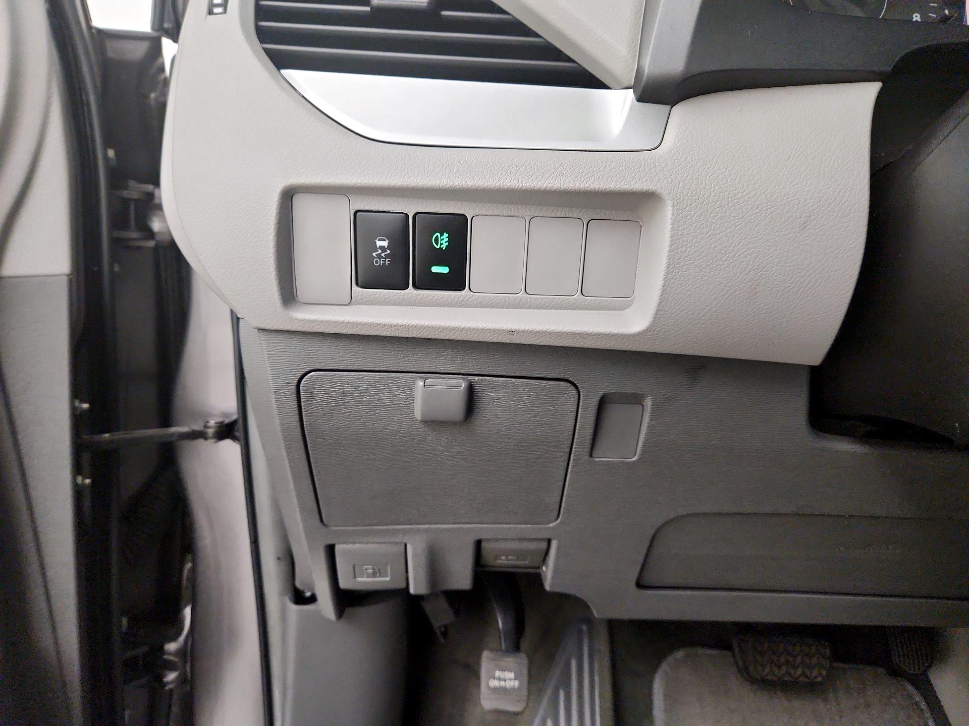 Thumbnail: 2017 Toyota Sienna - 13