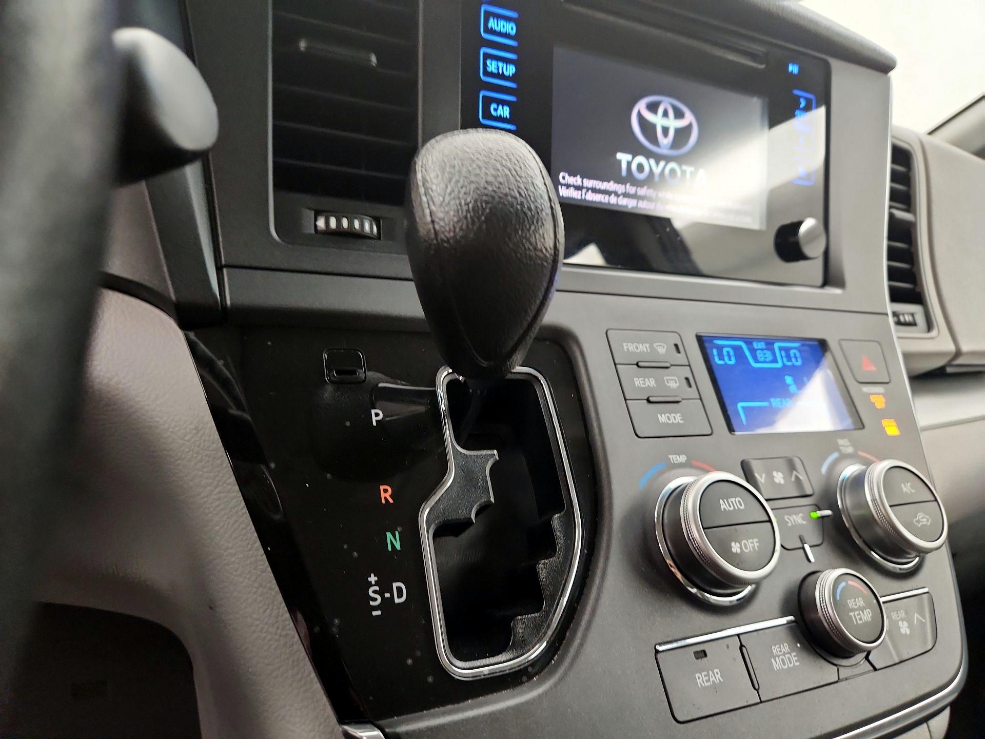 Thumbnail: 2017 Toyota Sienna - 17