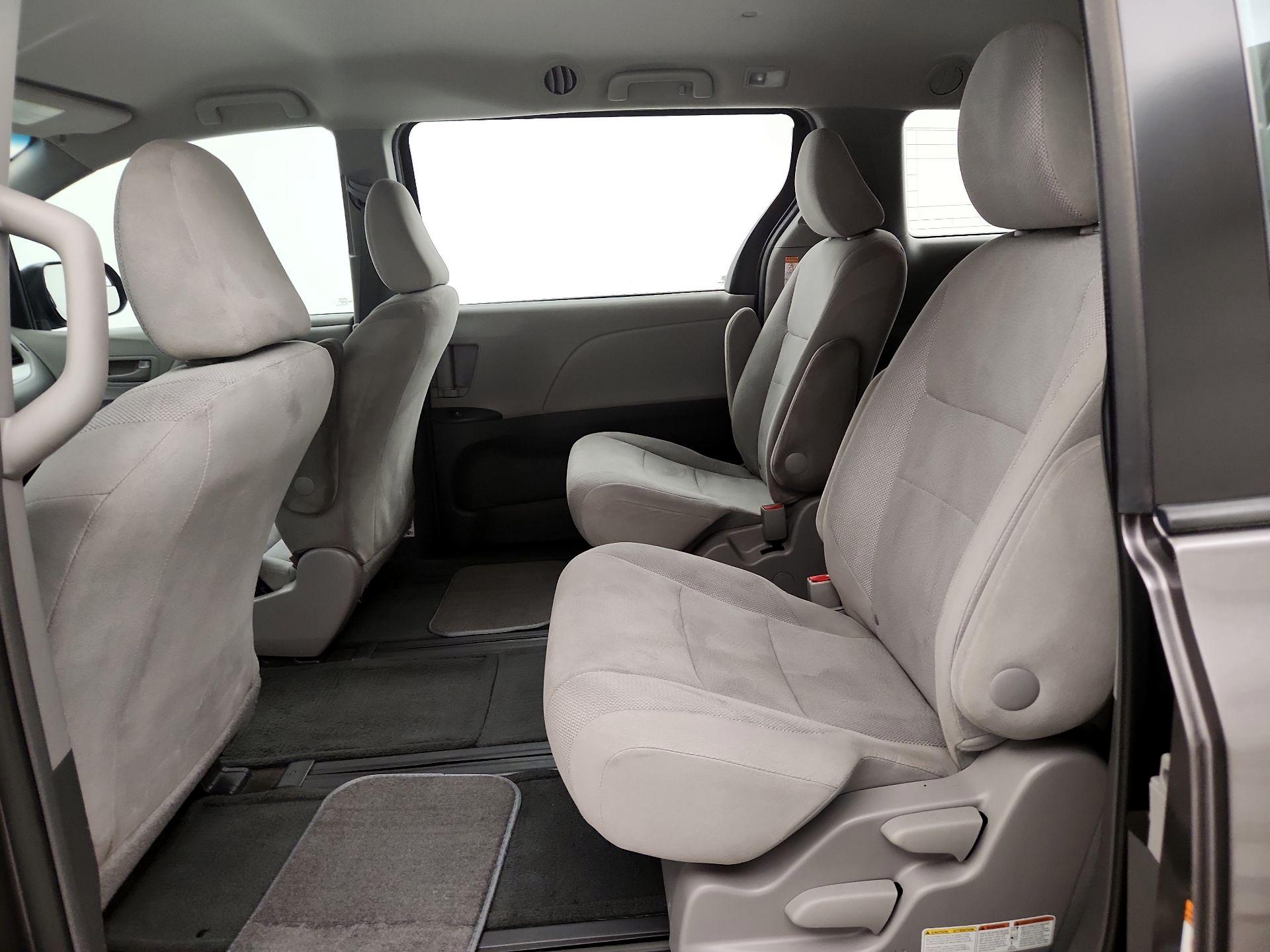 Thumbnail: 2017 Toyota Sienna - 19