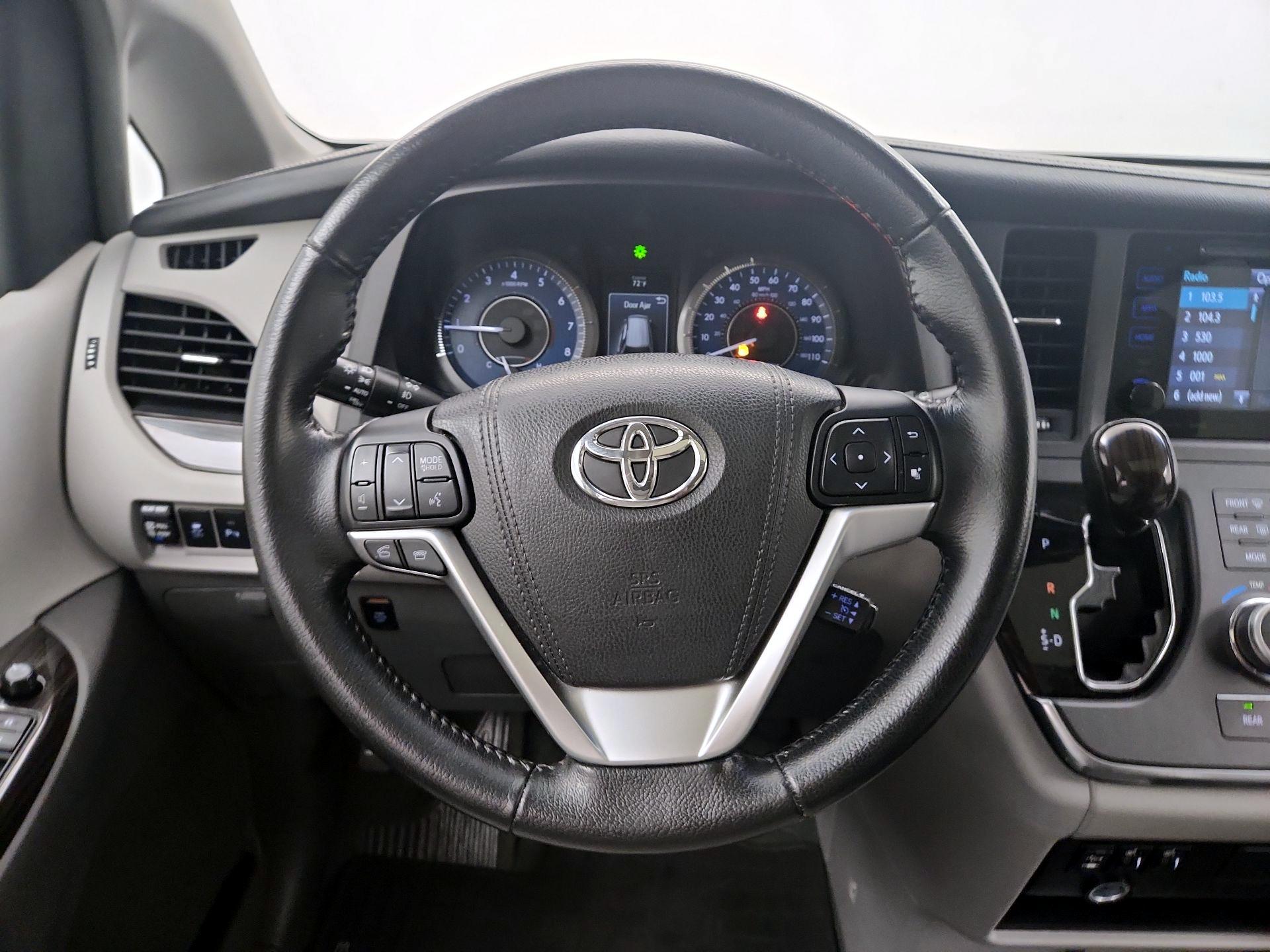 Thumbnail: 2016 Toyota Sienna - 10