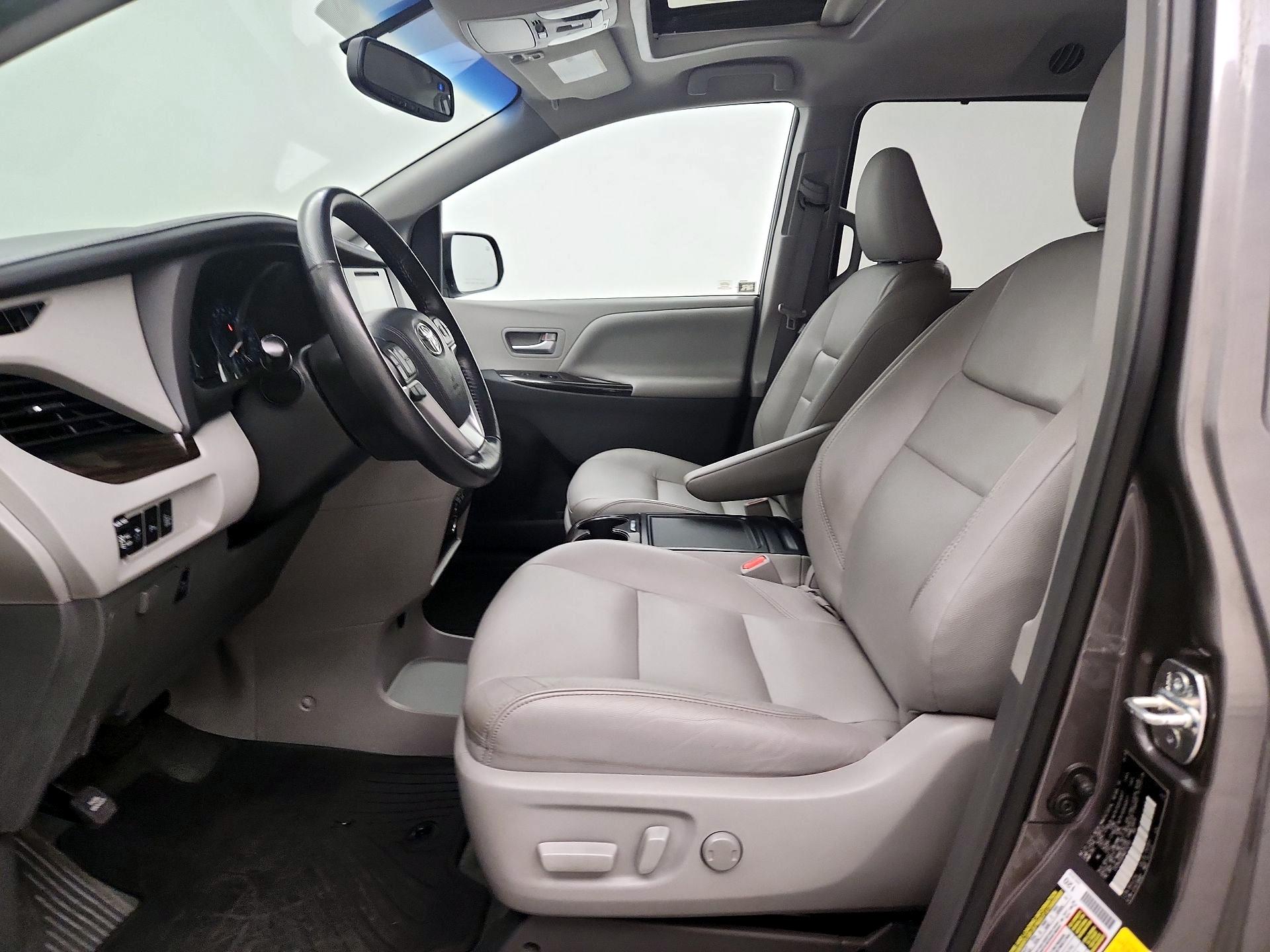 Thumbnail: 2016 Toyota Sienna - 11