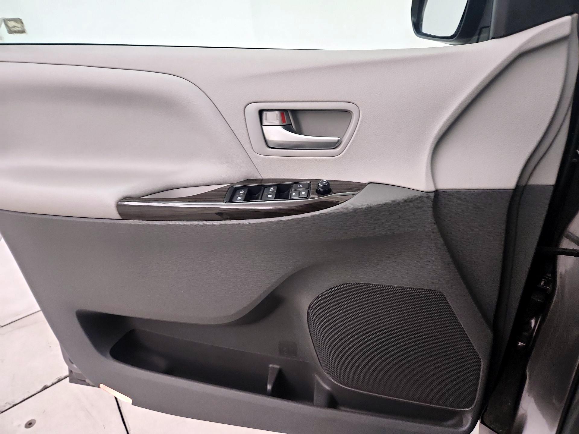 Thumbnail: 2016 Toyota Sienna - 12