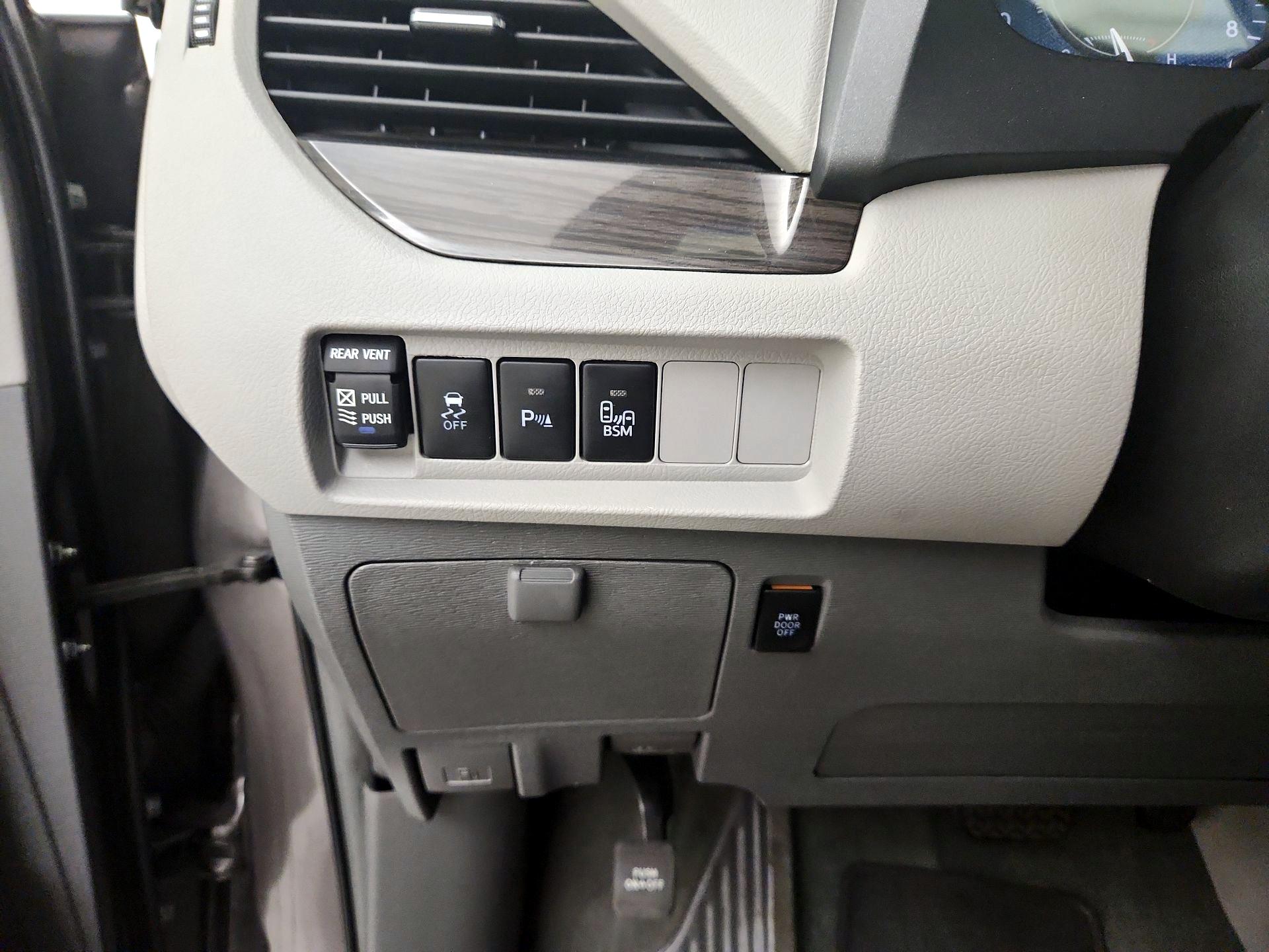 Thumbnail: 2016 Toyota Sienna - 13