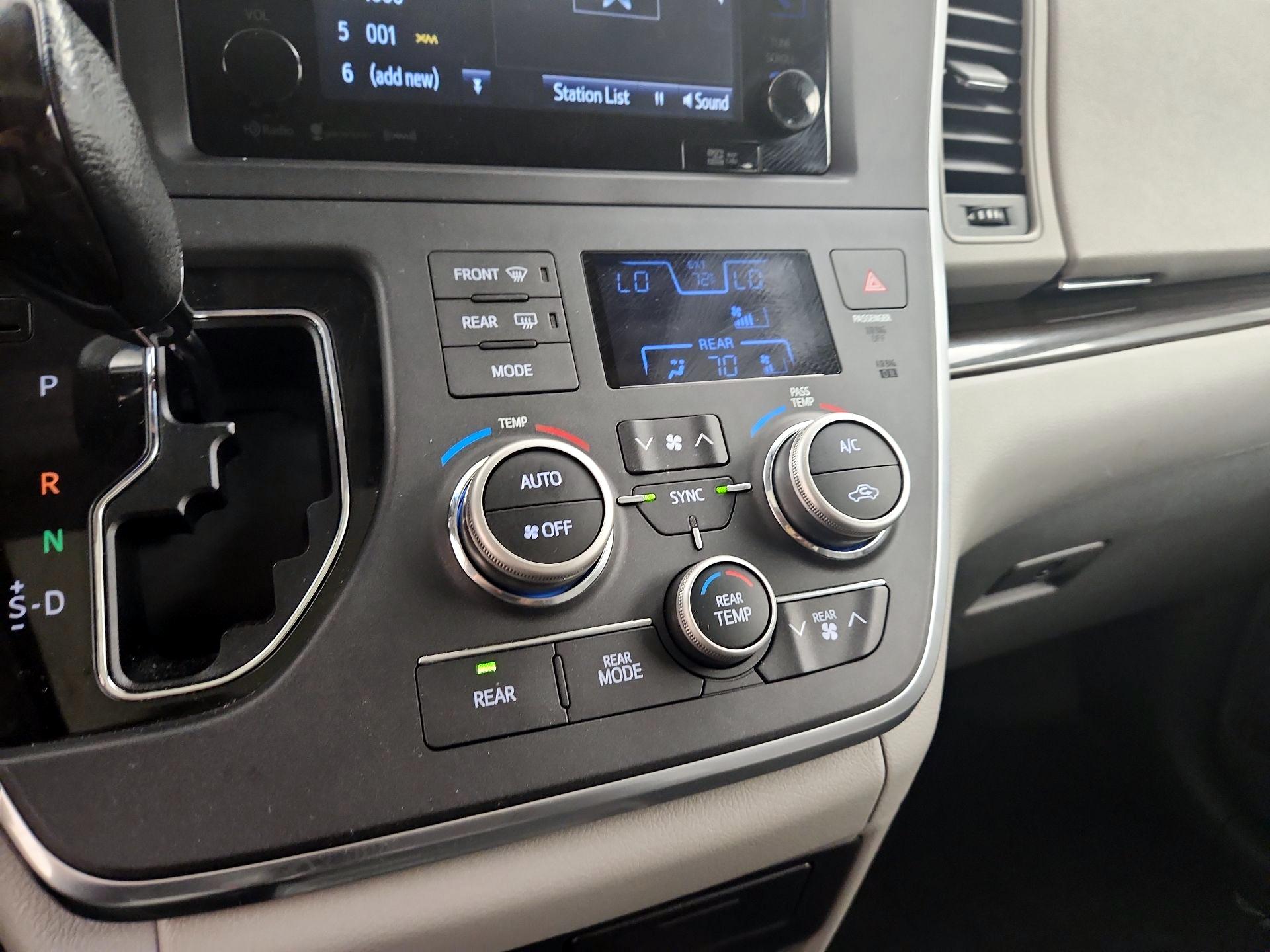 Thumbnail: 2016 Toyota Sienna - 16
