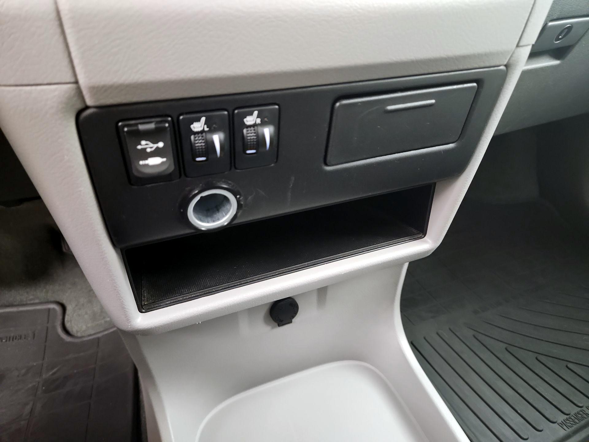 Thumbnail: 2016 Toyota Sienna - 18