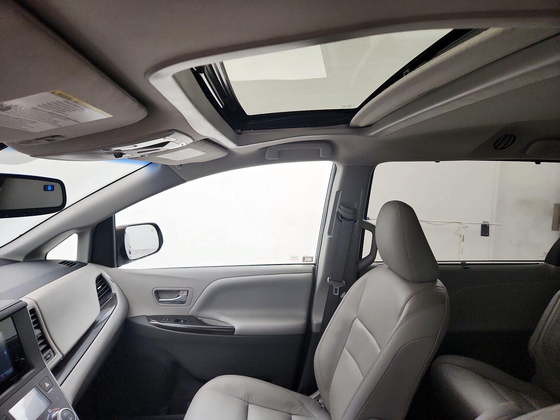 Thumbnail: 2016 Toyota Sienna - 19