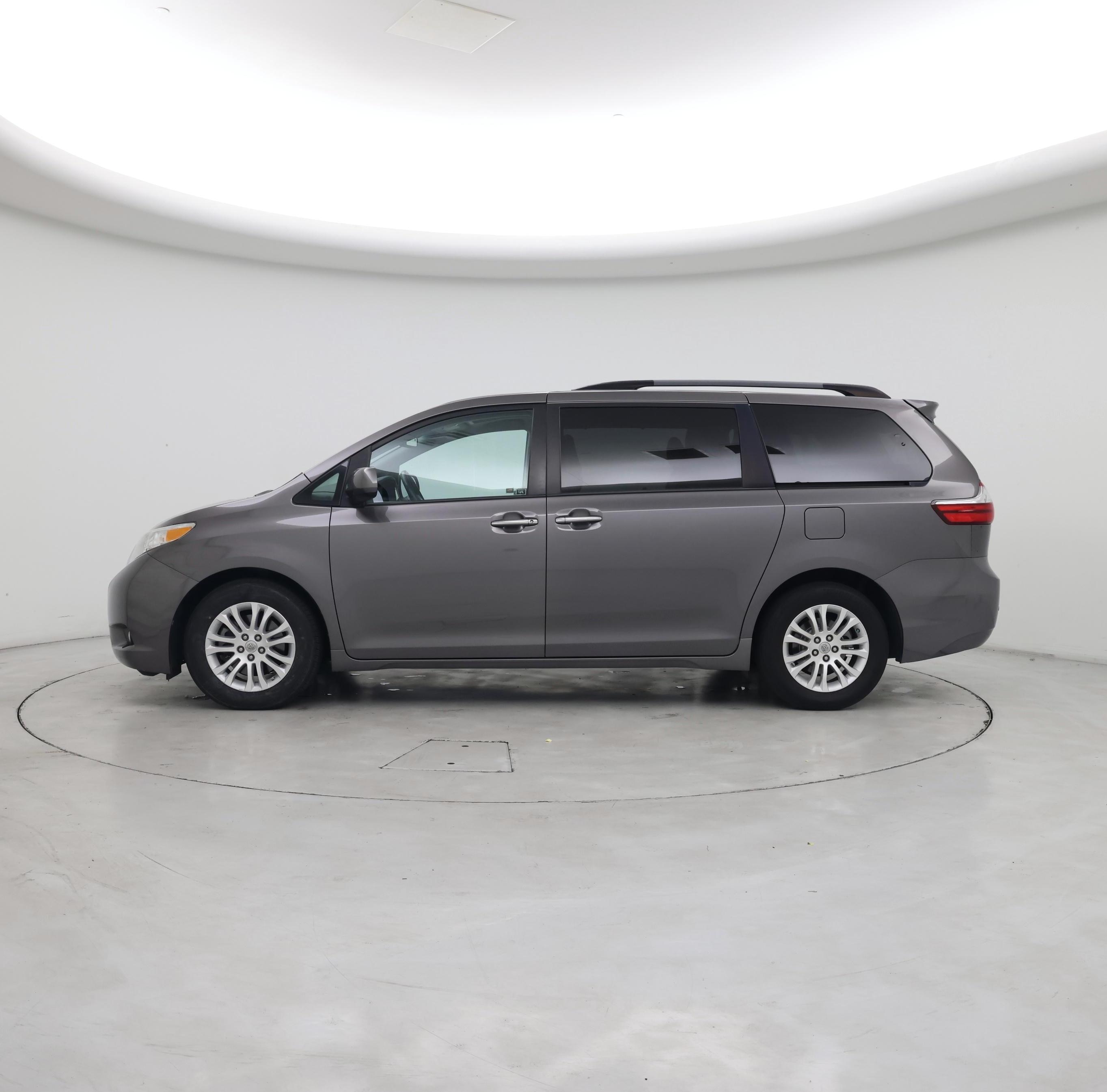 Thumbnail: 2016 Toyota Sienna - 3