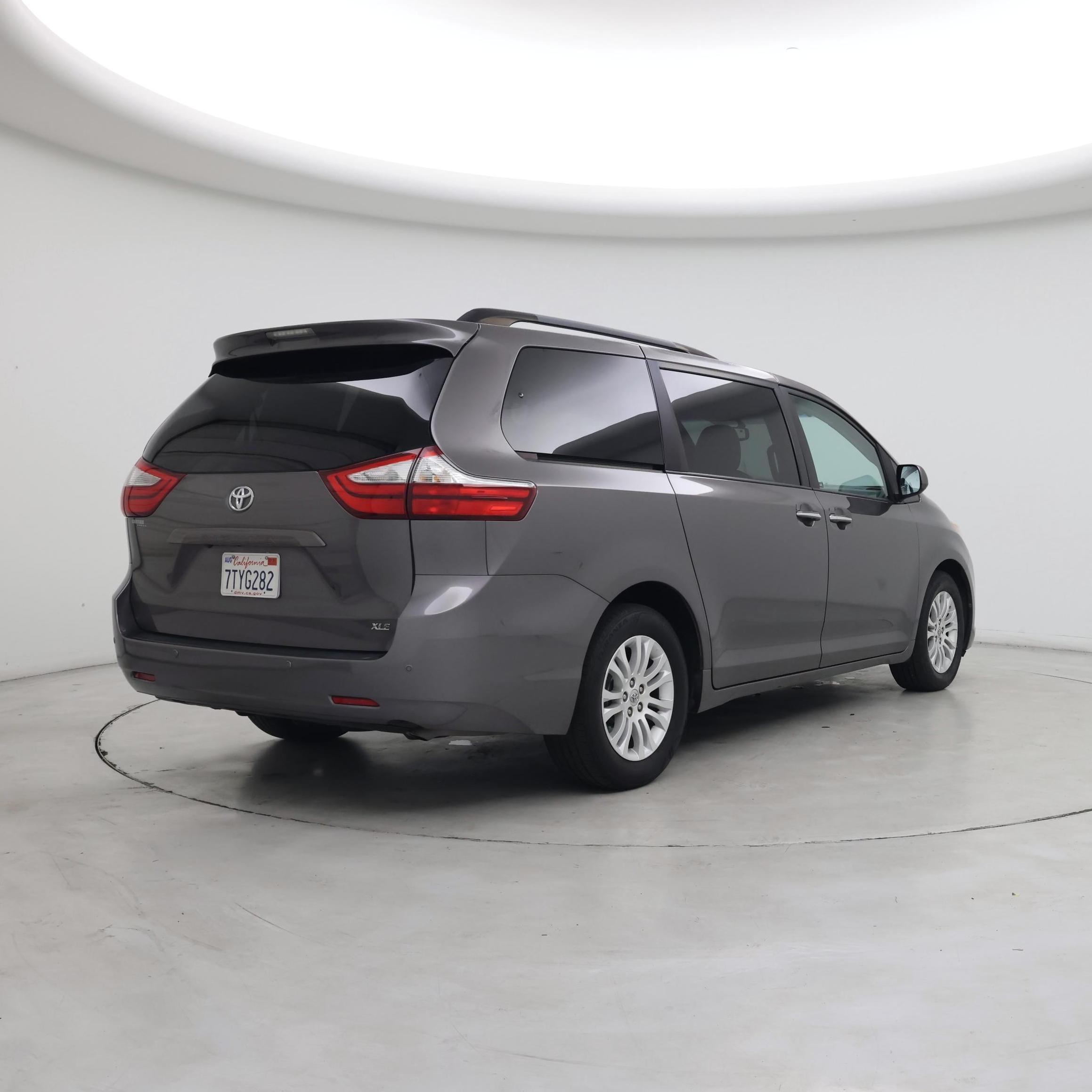 Thumbnail: 2016 Toyota Sienna - 8