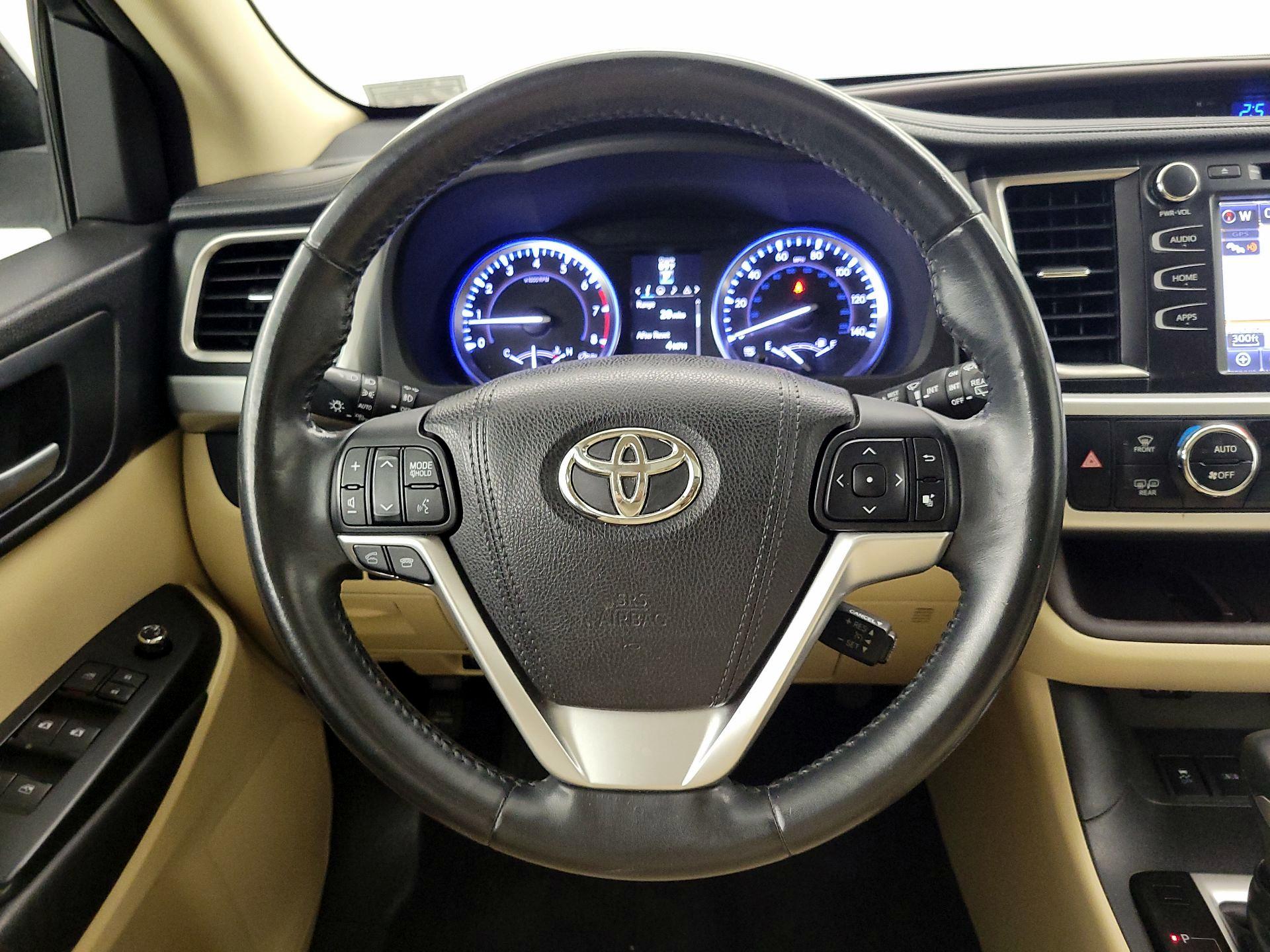 Thumbnail: 2015 Toyota Highlander - 10