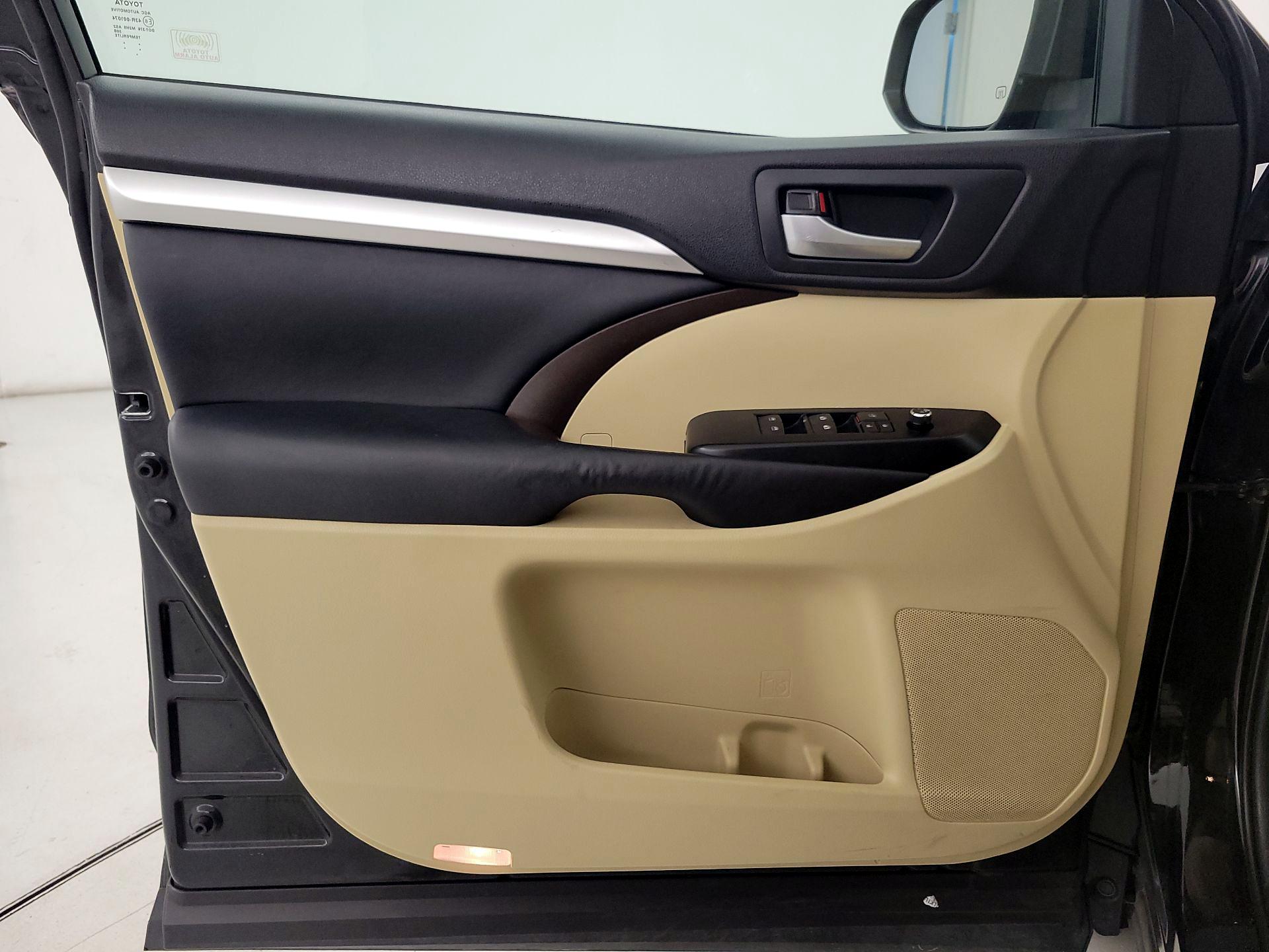 Thumbnail: 2015 Toyota Highlander - 12