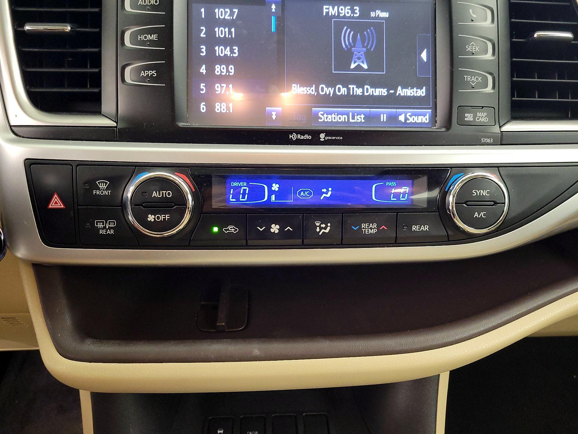 Thumbnail: 2015 Toyota Highlander - 17