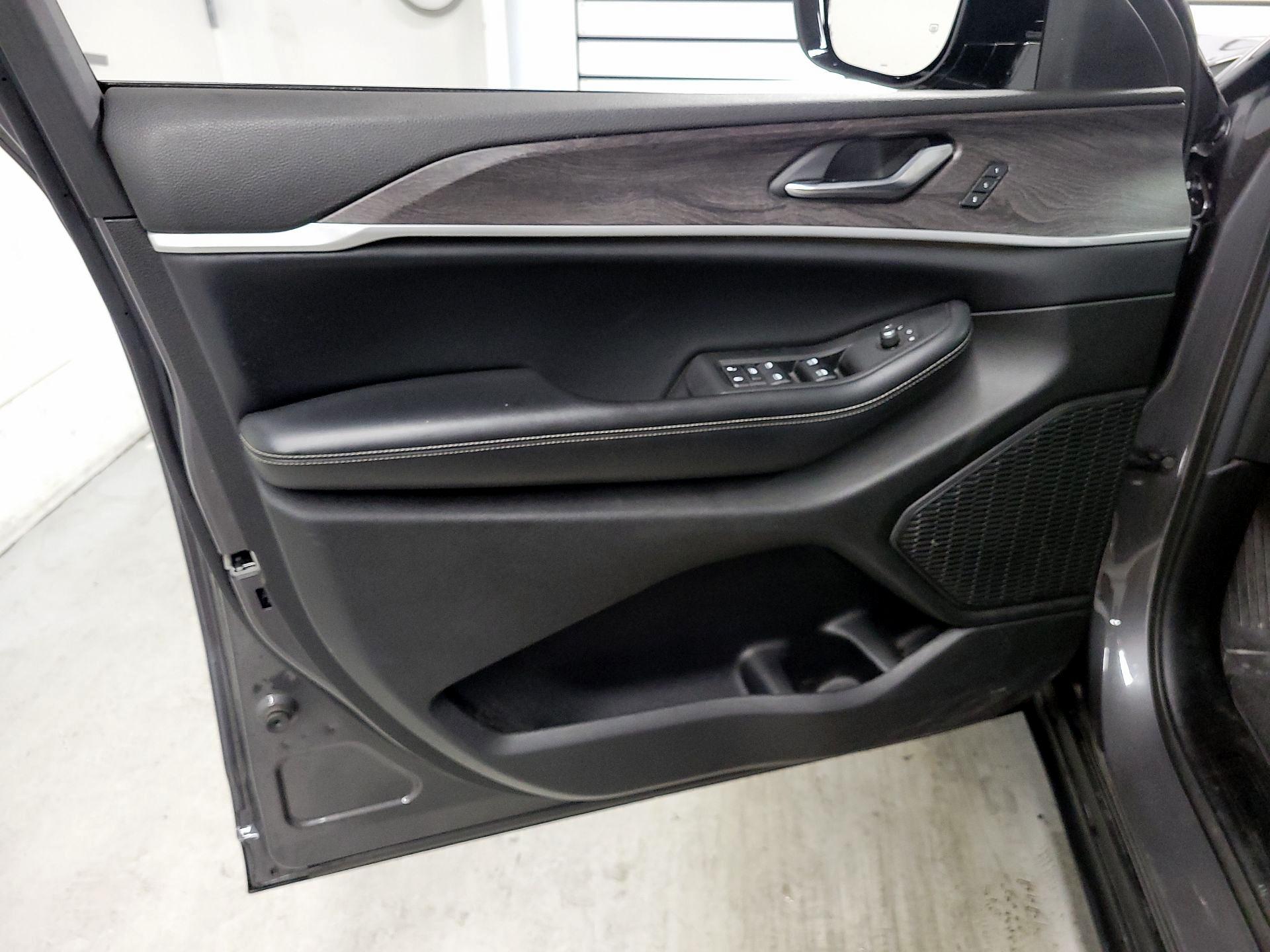 Thumbnail: 2023 Jeep Grand Cherokee - 12