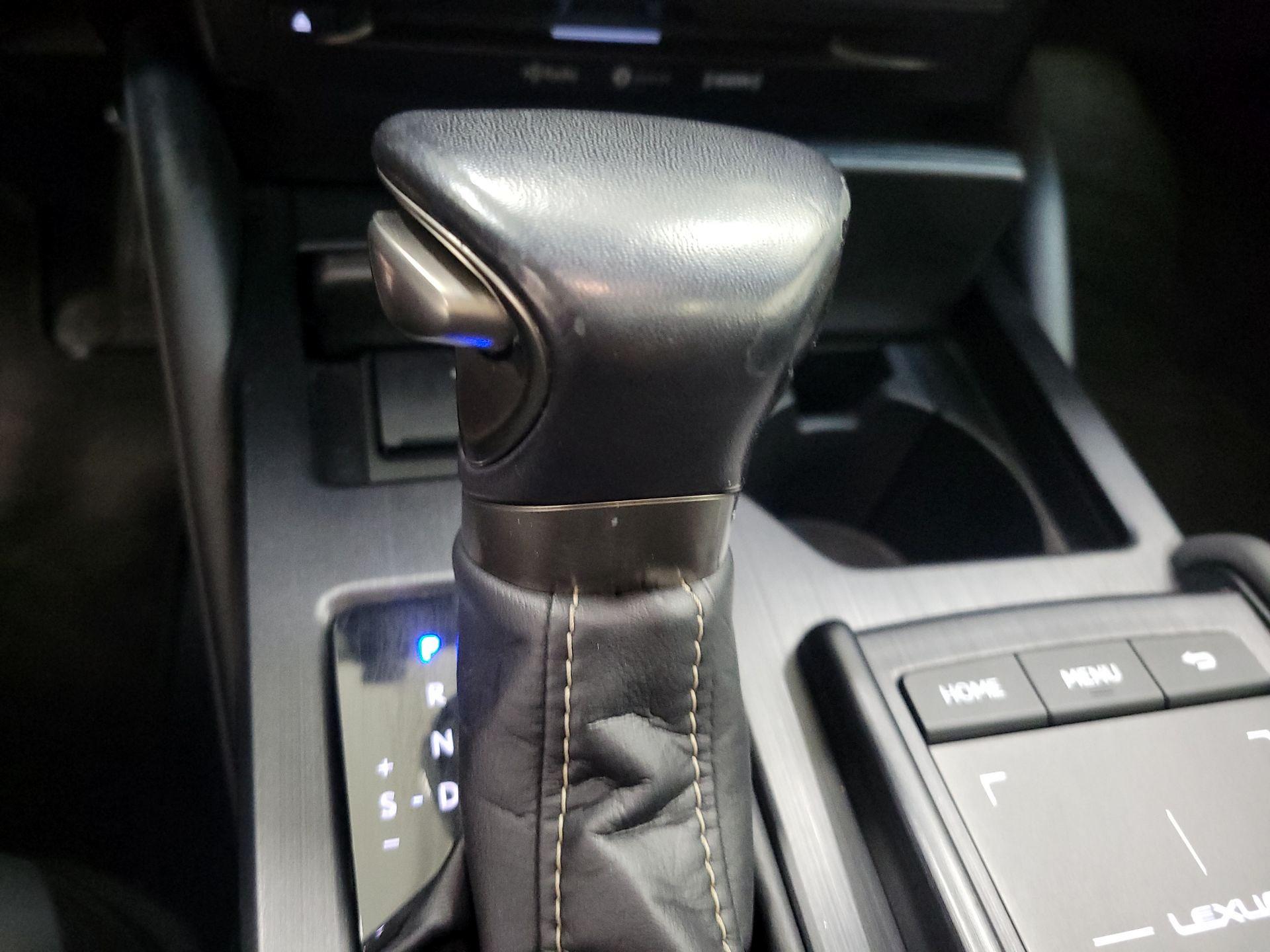Thumbnail: 2021 Lexus ES - 17