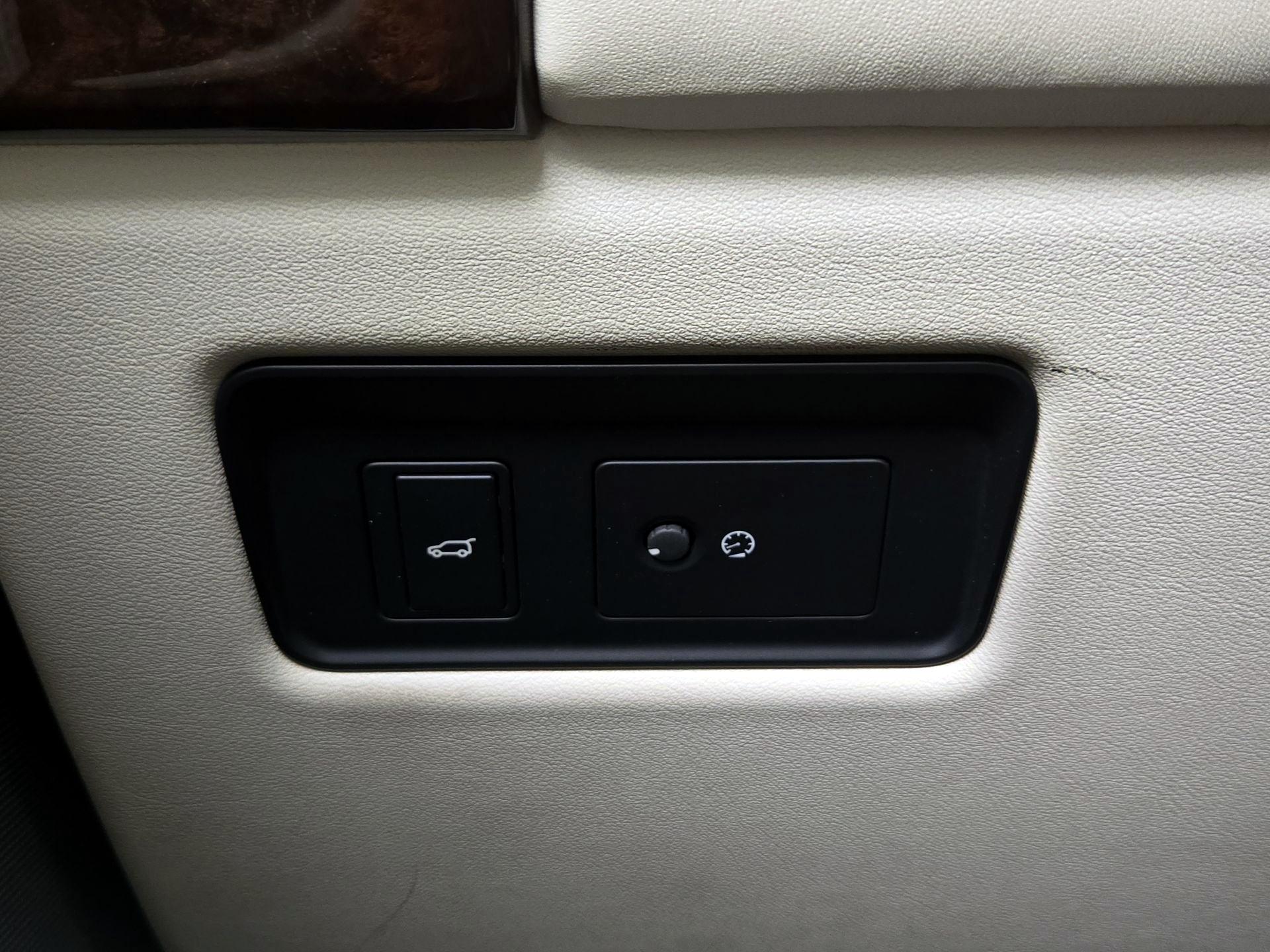 Thumbnail: 2019 Land Rover Range Rover - 13