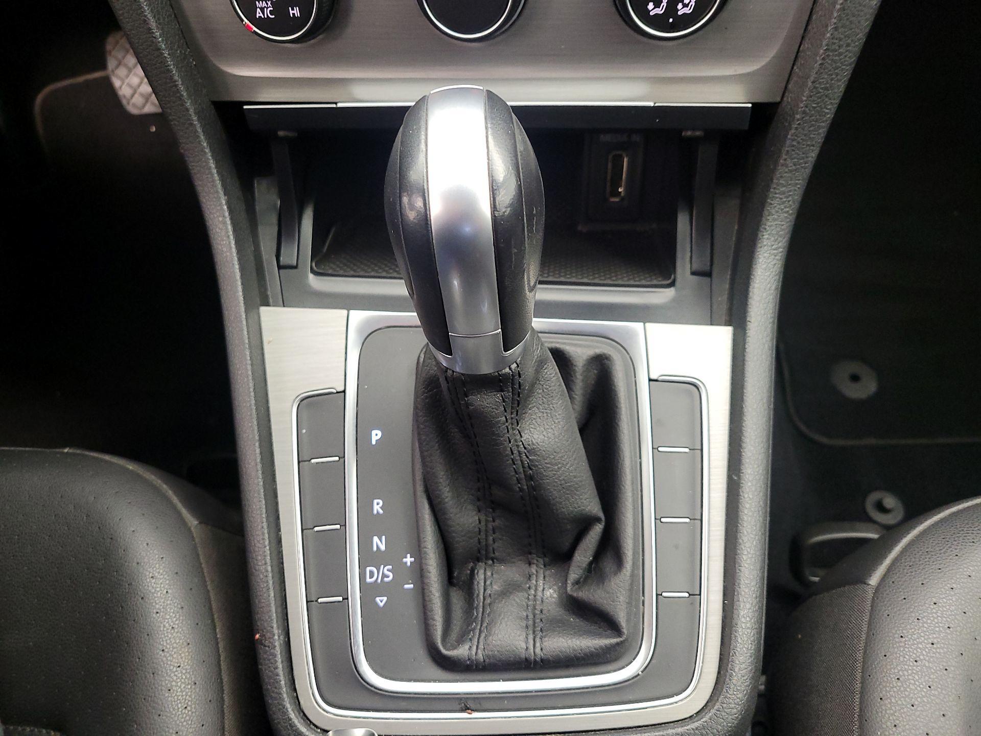 Thumbnail: 2015 Volkswagen Golf - 16