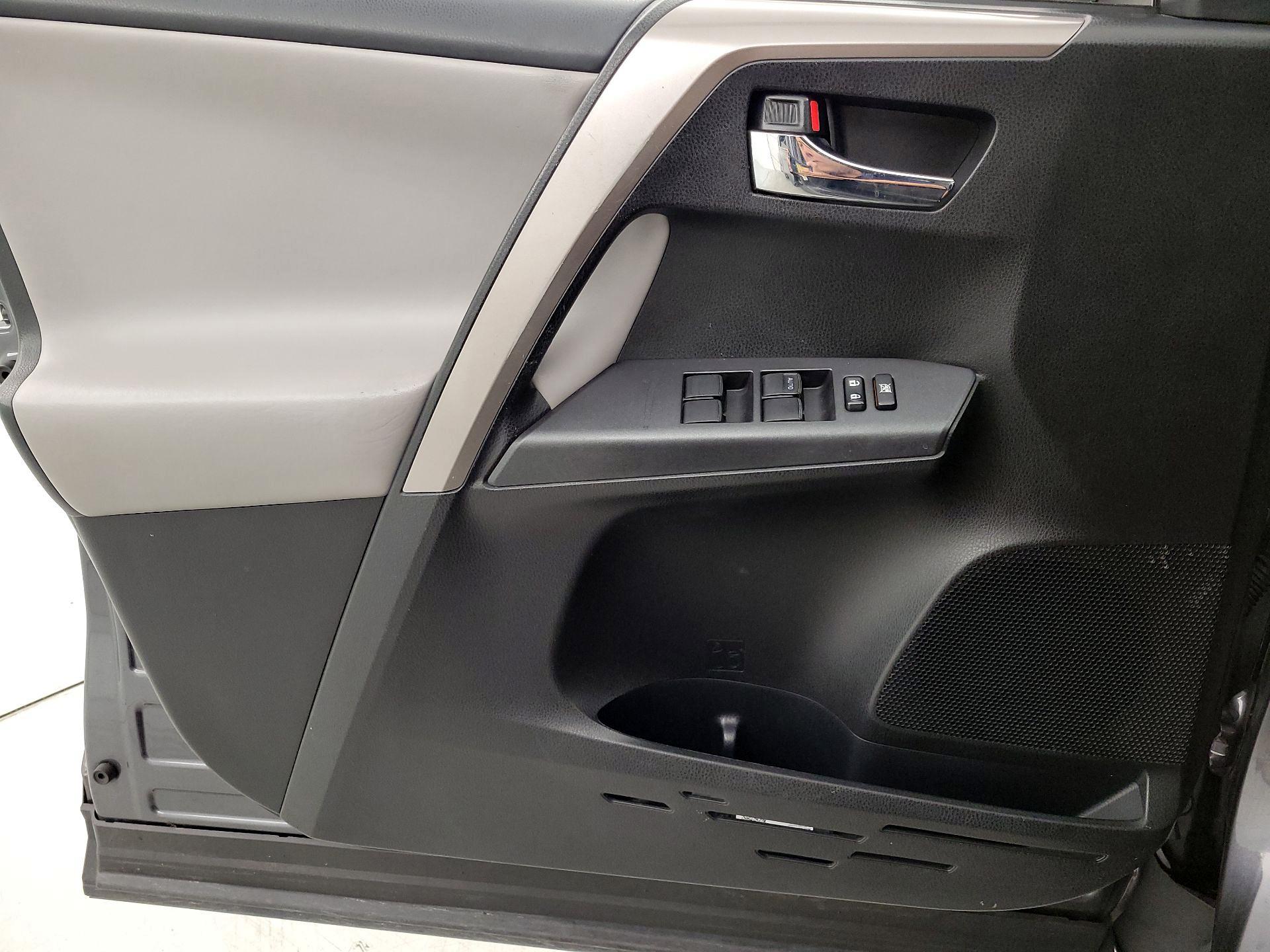 Thumbnail: 2018 Toyota RAV4 - 12