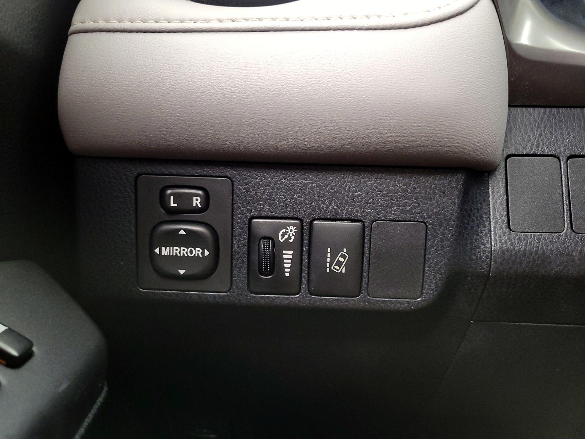 Thumbnail: 2018 Toyota RAV4 - 13