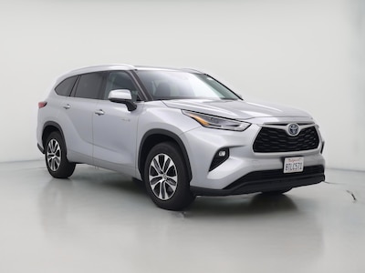 Silver 2021 Toyota Highlander Hybrid XLE