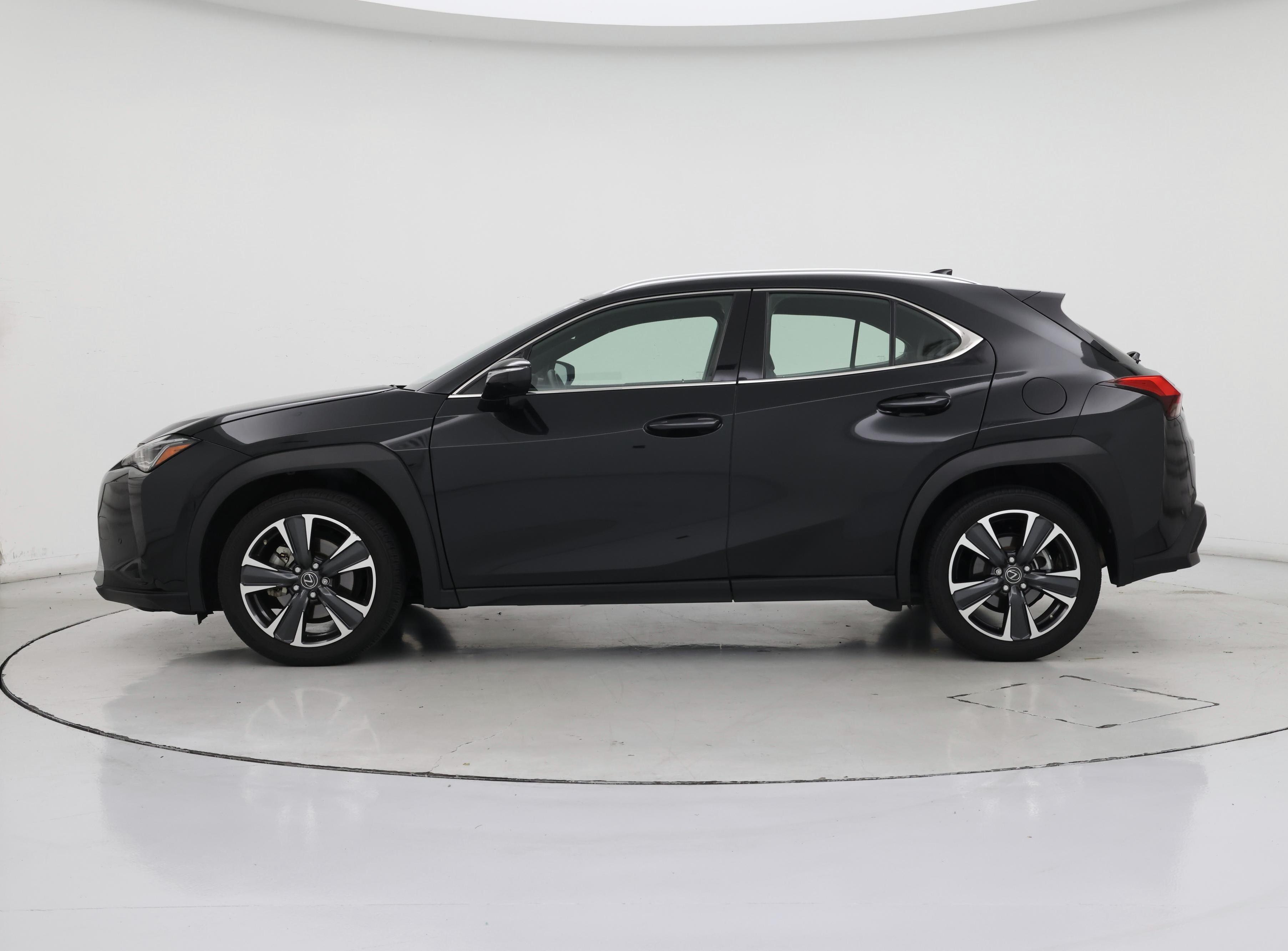 Thumbnail: 2021 Lexus UX - 3