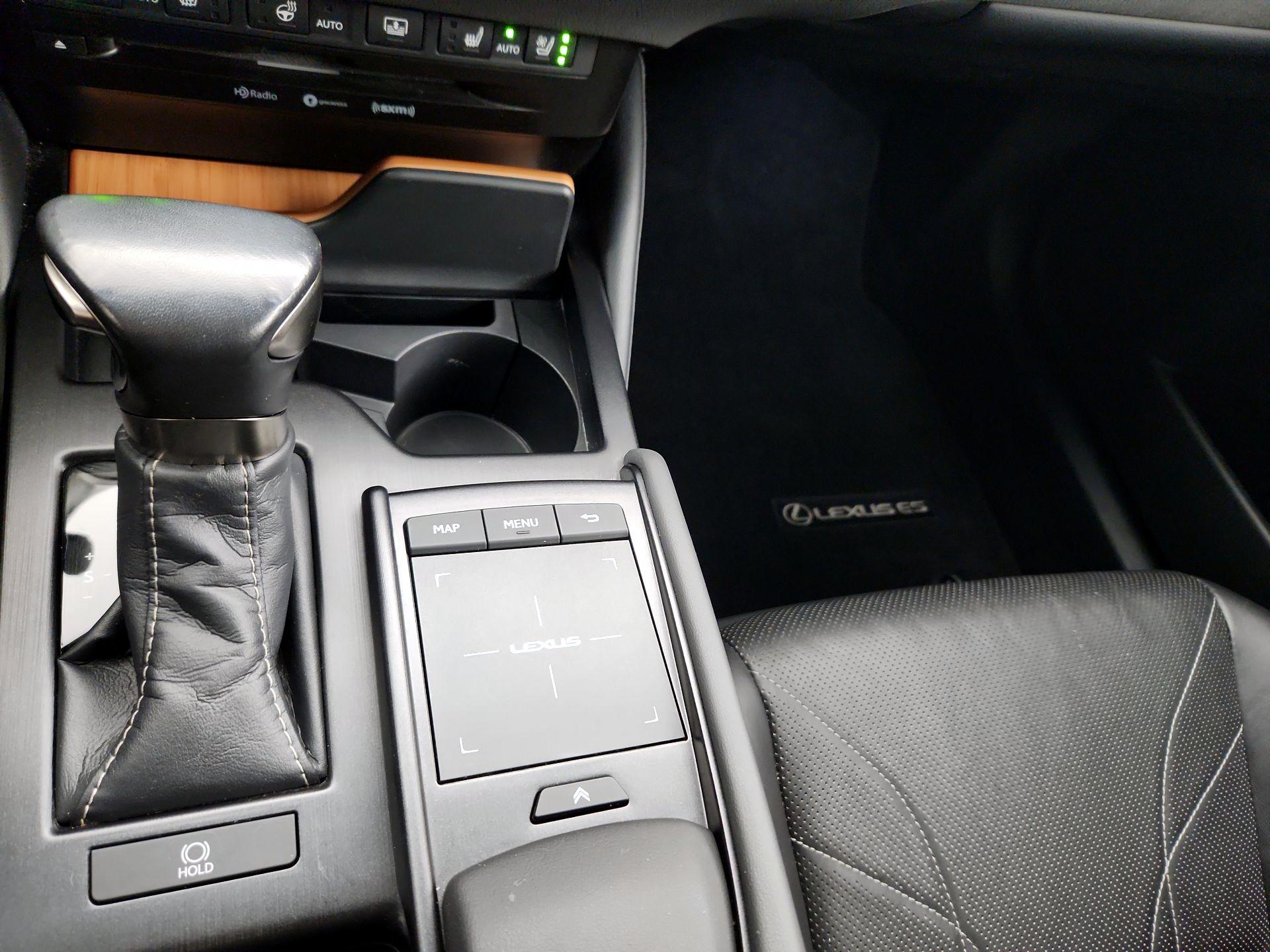 Thumbnail: 2020 Lexus ES - 17