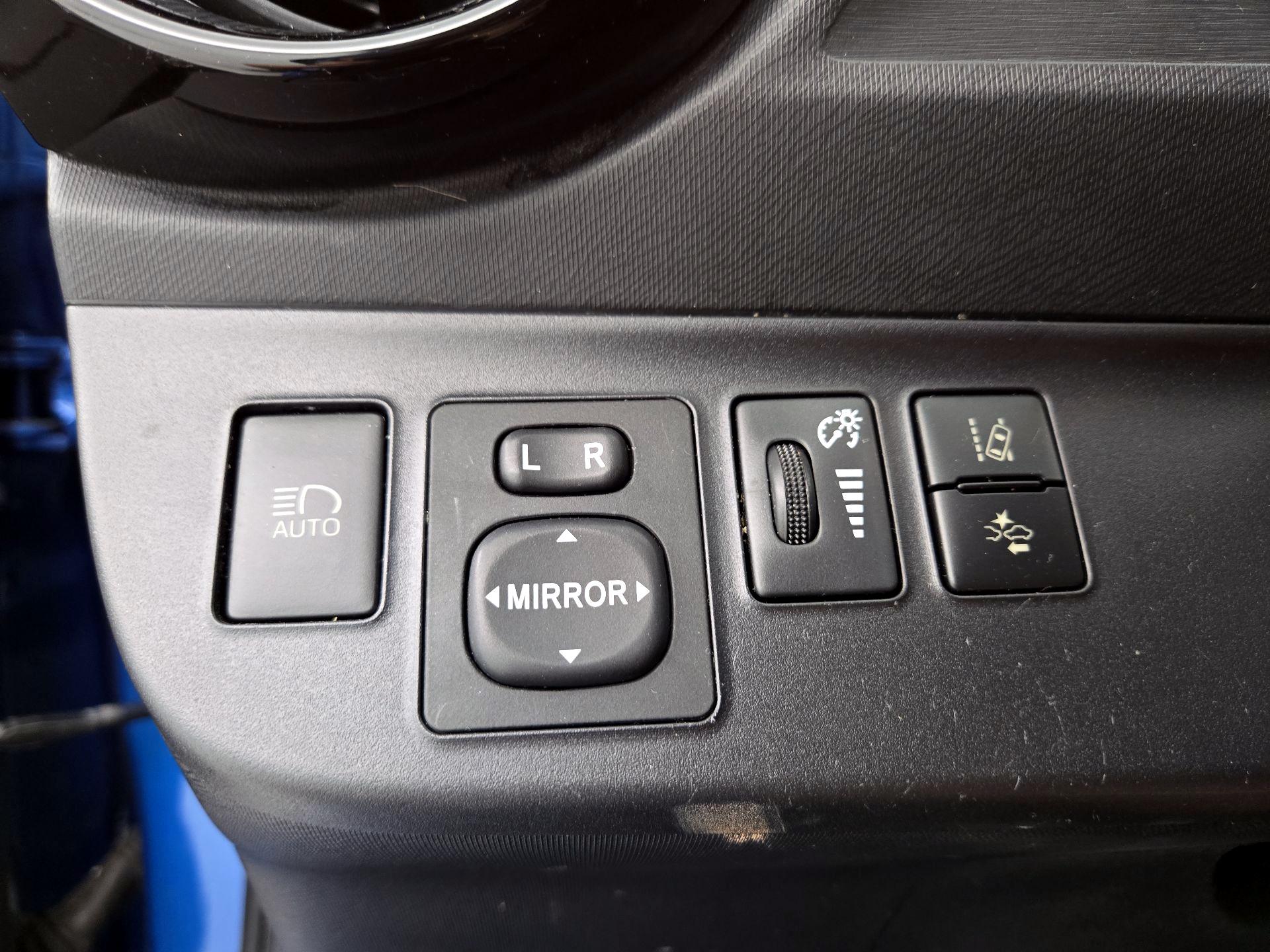 Thumbnail: 2019 Toyota Prius c - 13