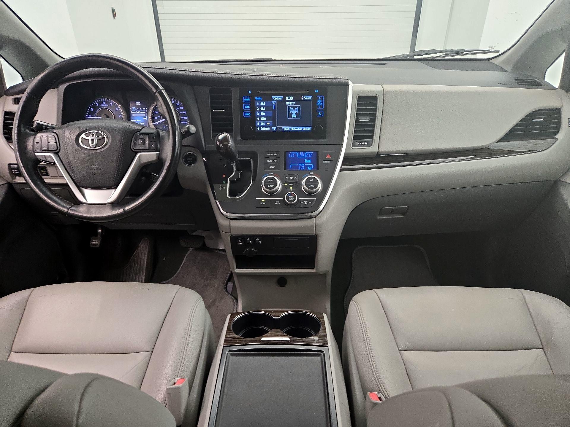 Thumbnail: 2016 Toyota Sienna - 9