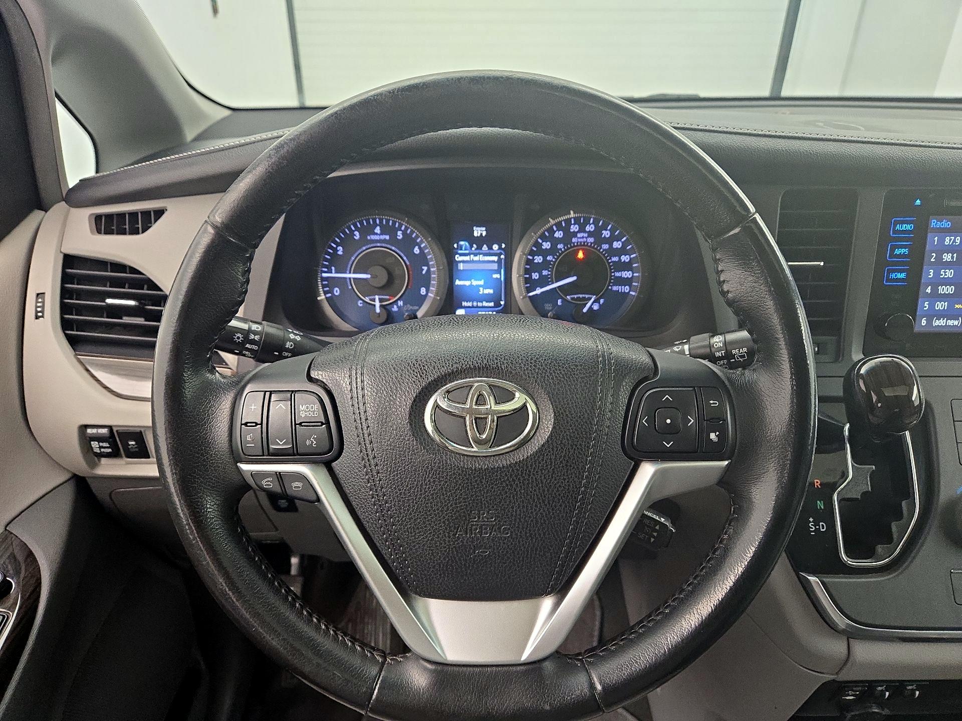 Thumbnail: 2016 Toyota Sienna - 10