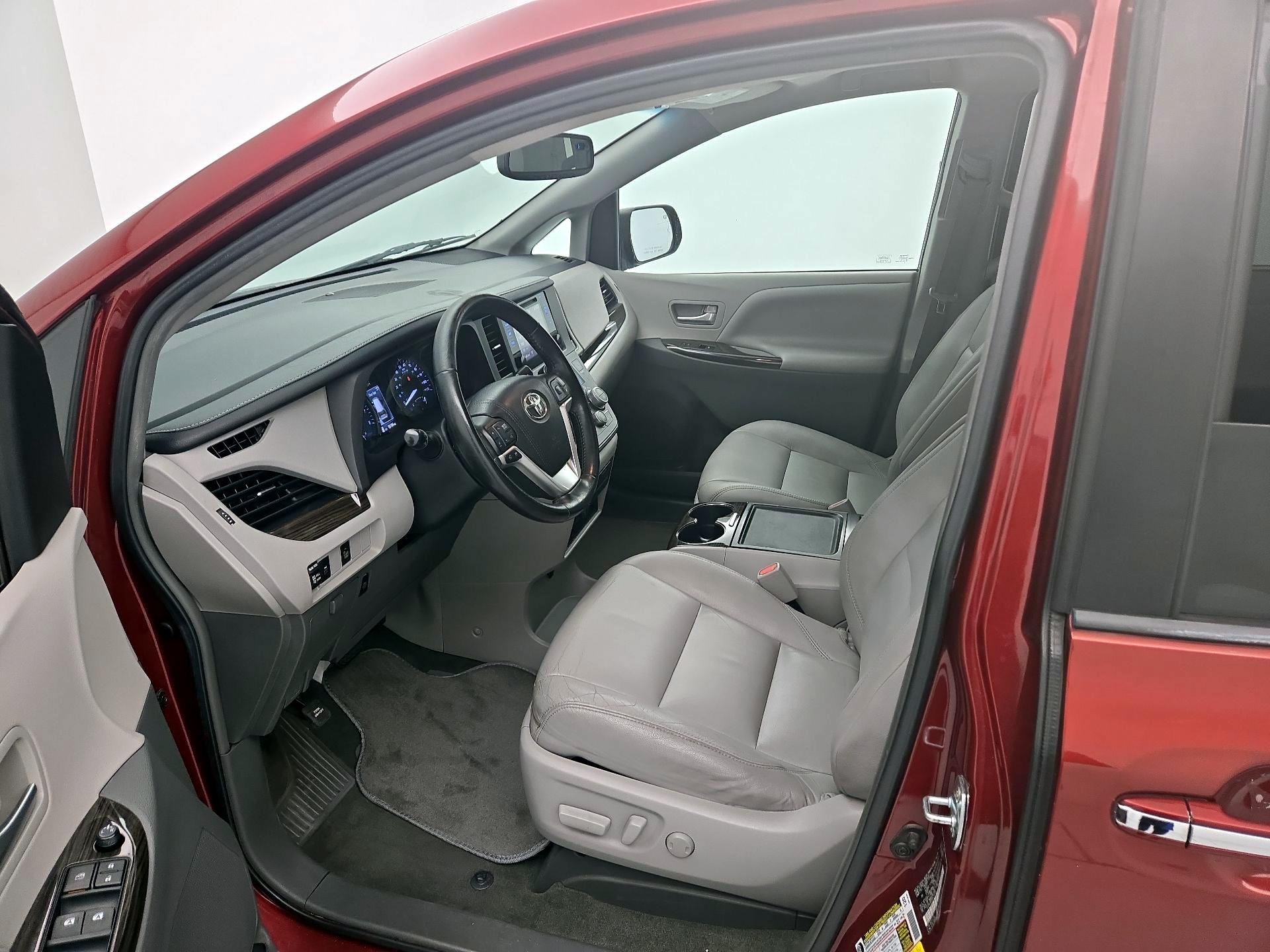 Thumbnail: 2016 Toyota Sienna - 11