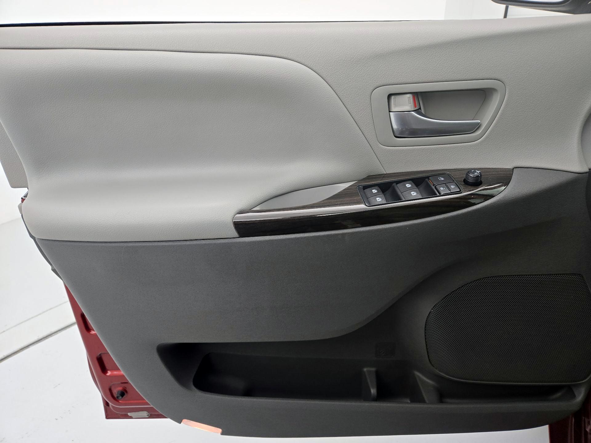 Thumbnail: 2016 Toyota Sienna - 12