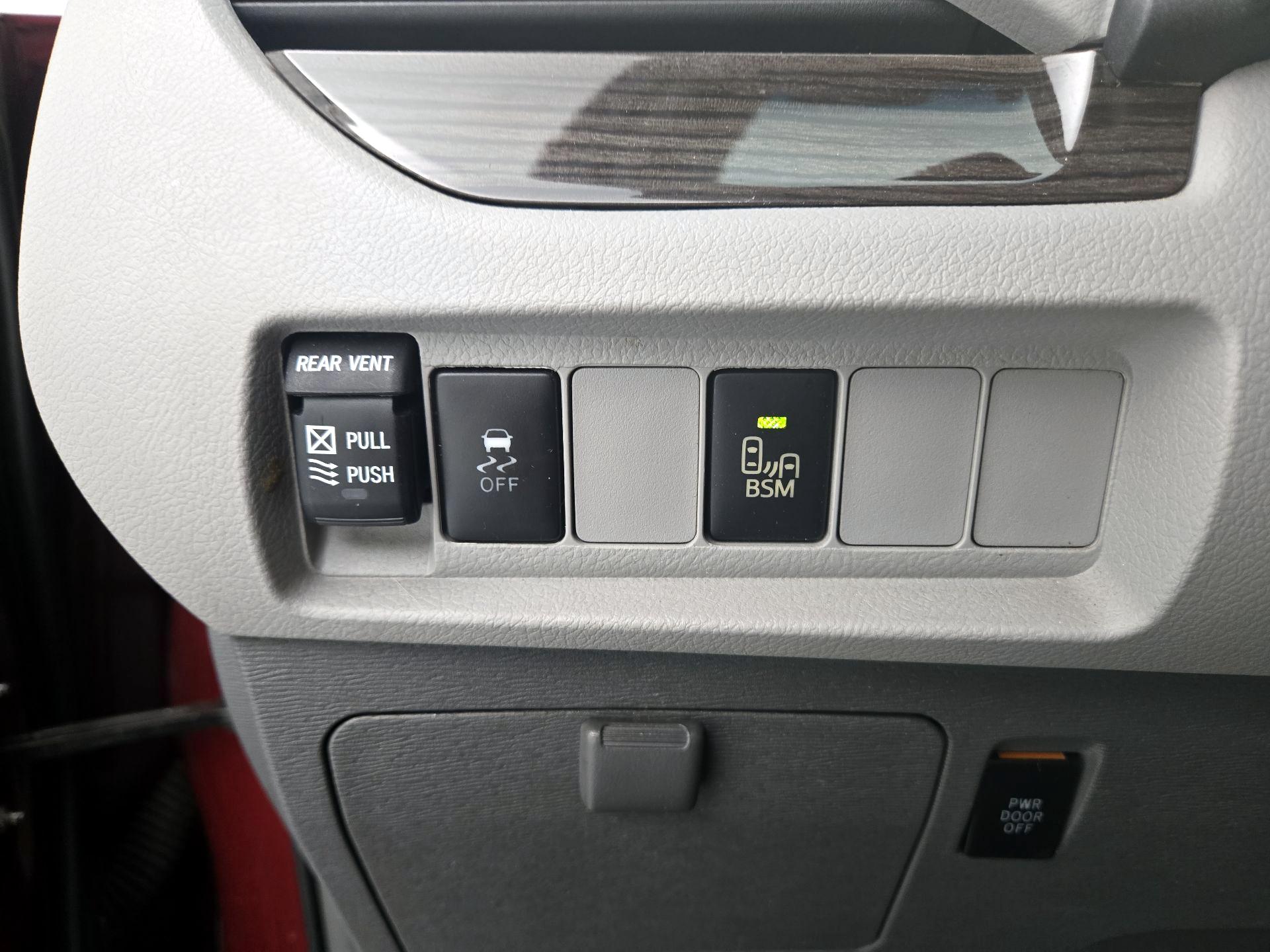 Thumbnail: 2016 Toyota Sienna - 13