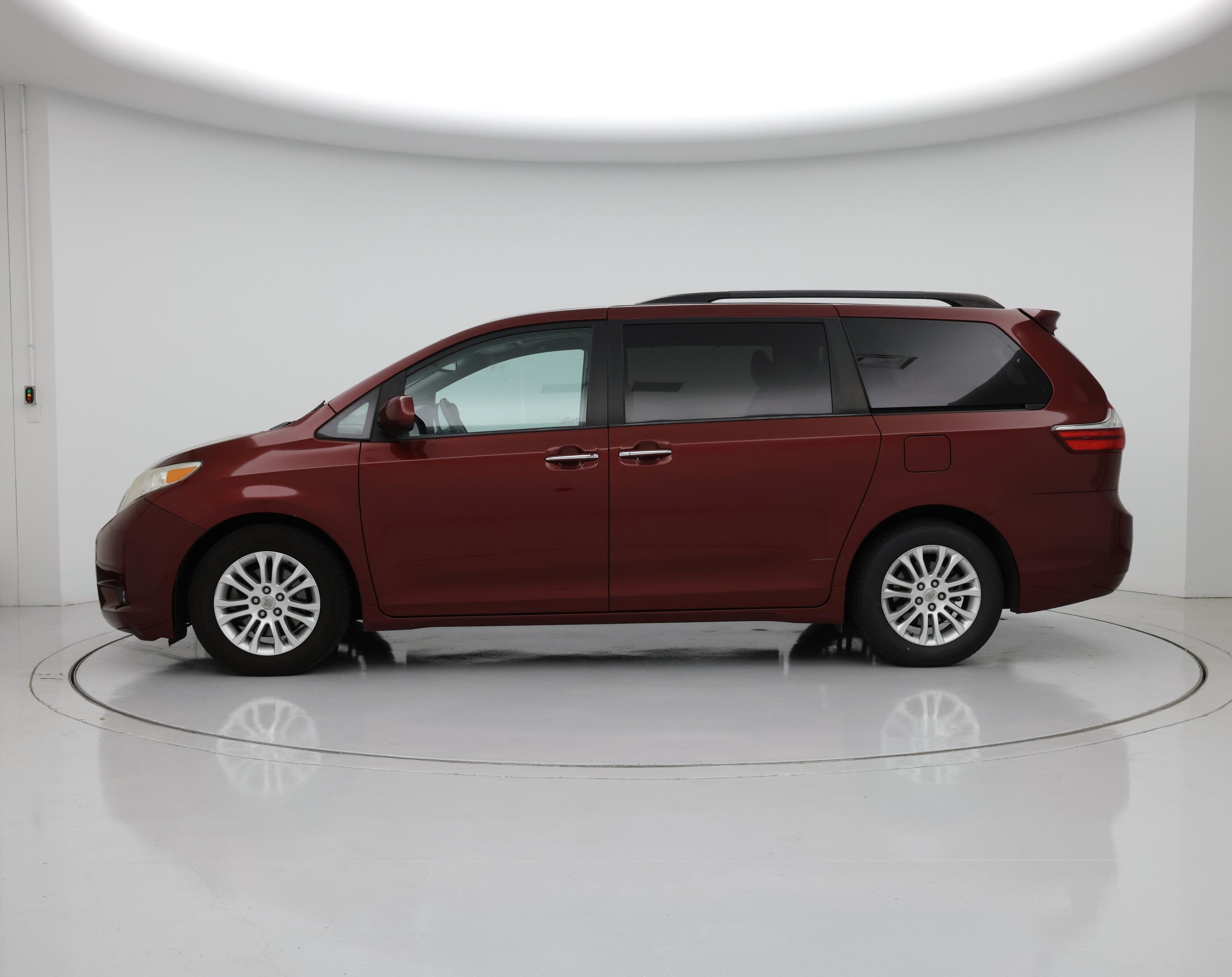 Thumbnail: 2016 Toyota Sienna - 3