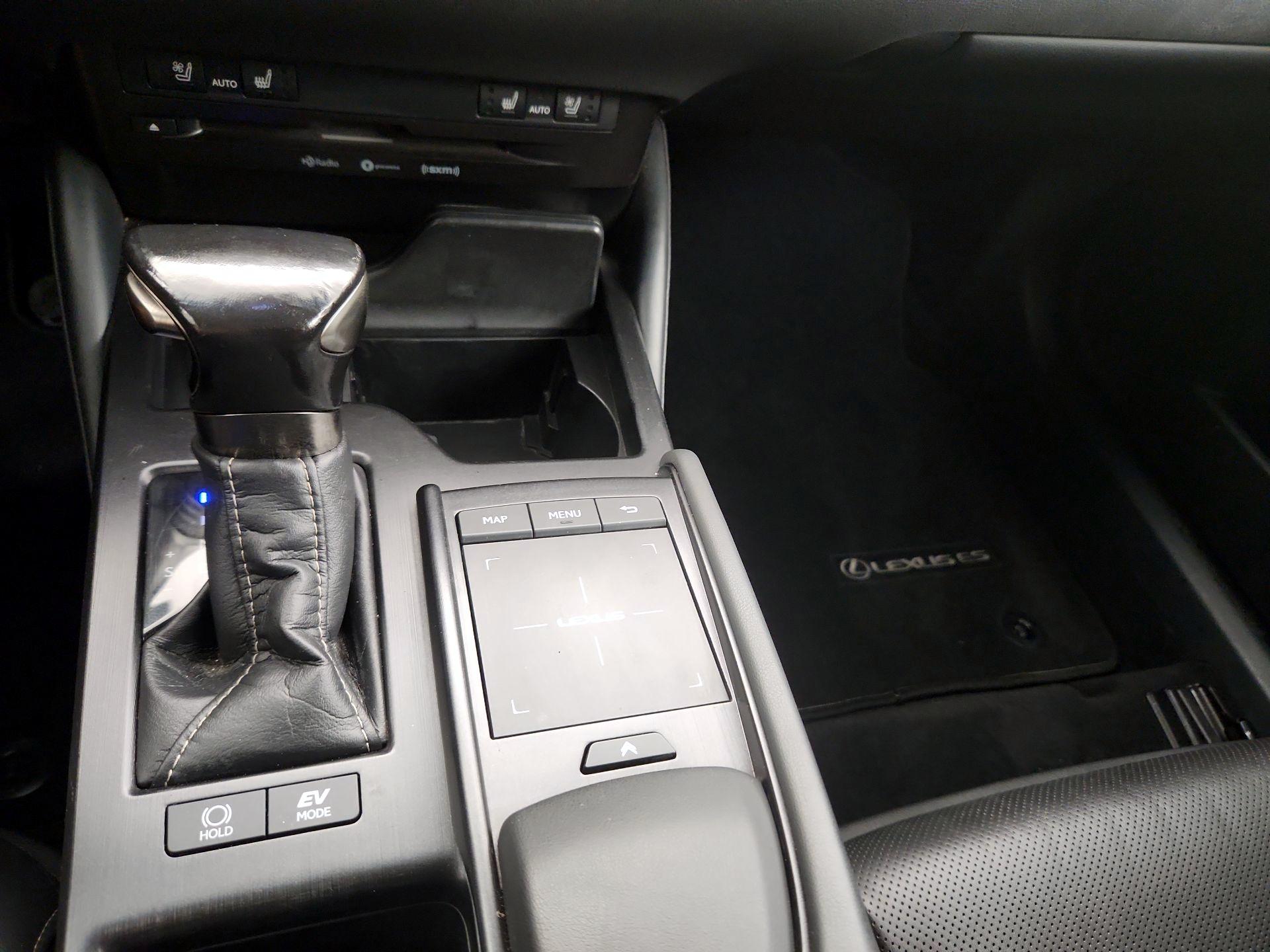 Thumbnail: 2021 Lexus ES - 17