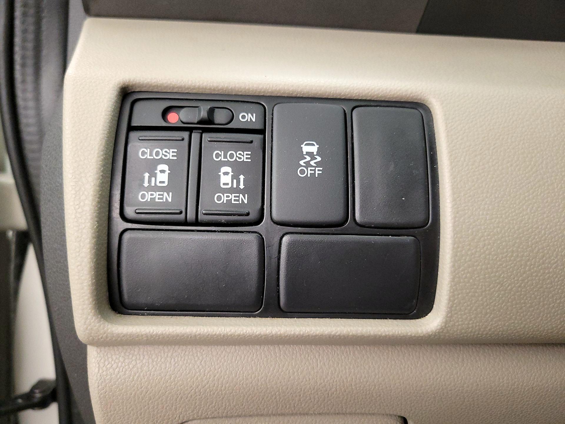 Thumbnail: 2017 Honda Odyssey - 13