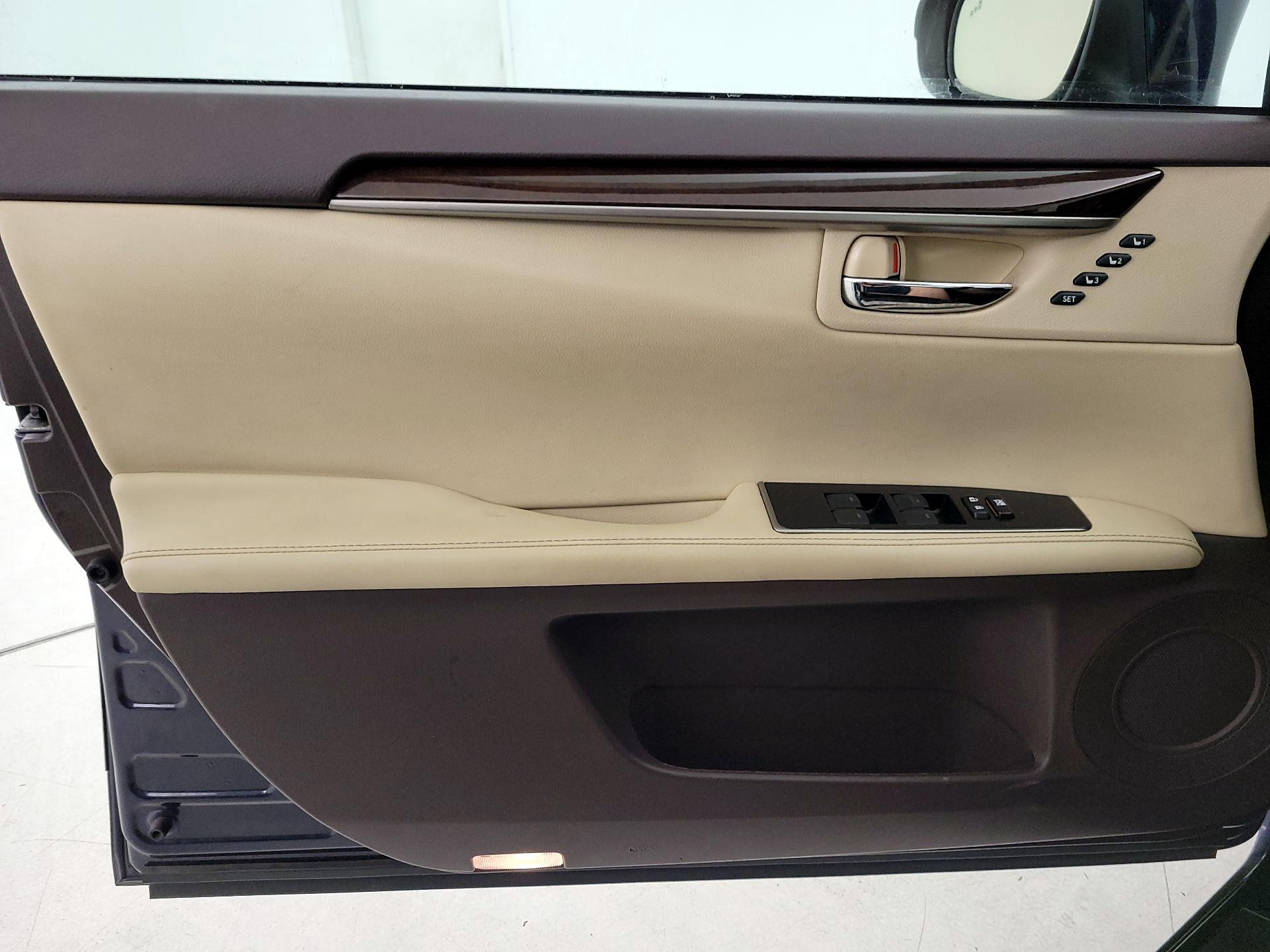 Thumbnail: 2018 Lexus ES - 12