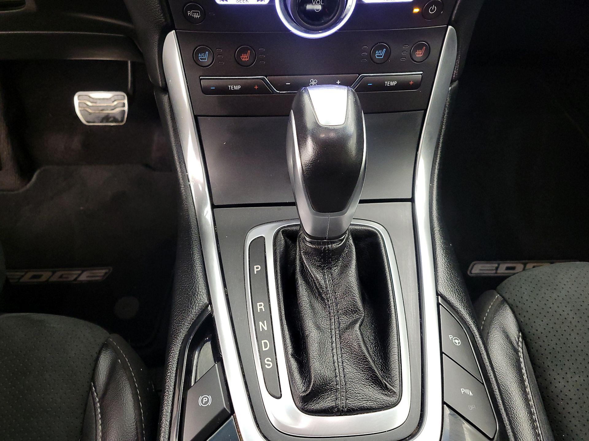 Thumbnail: 2016 Ford Edge - 17
