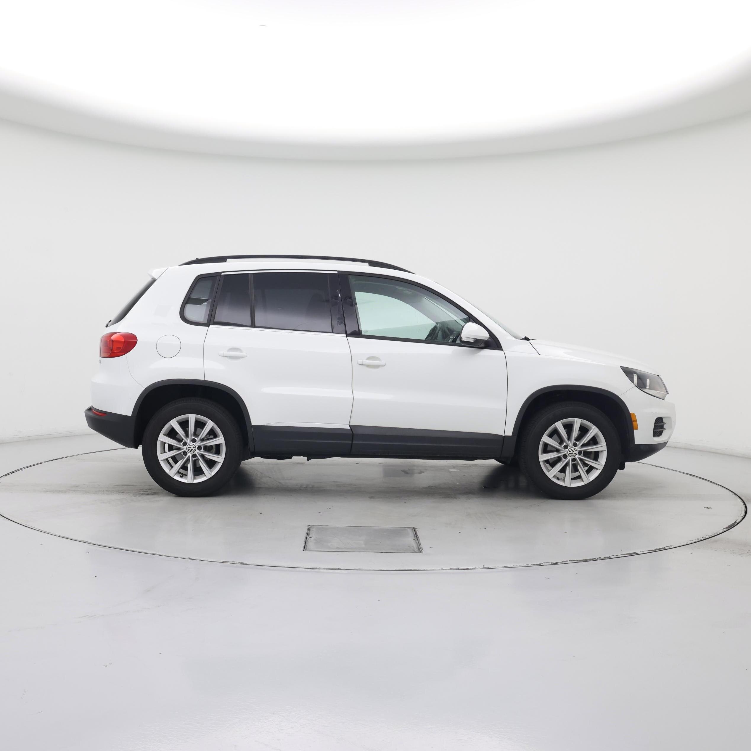 Thumbnail: 2017 Volkswagen Tiguan - 7