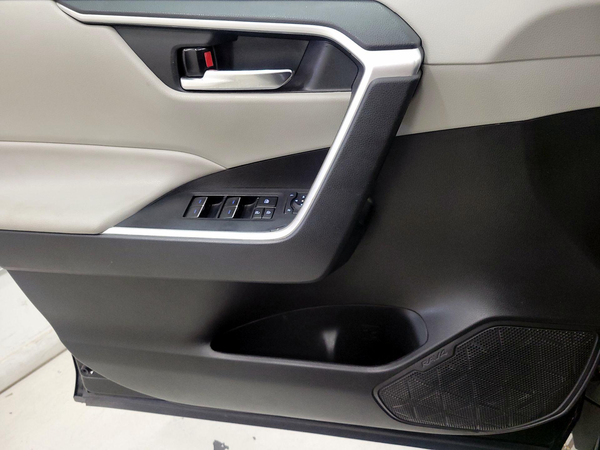 Thumbnail: 2022 Toyota RAV4 - 12