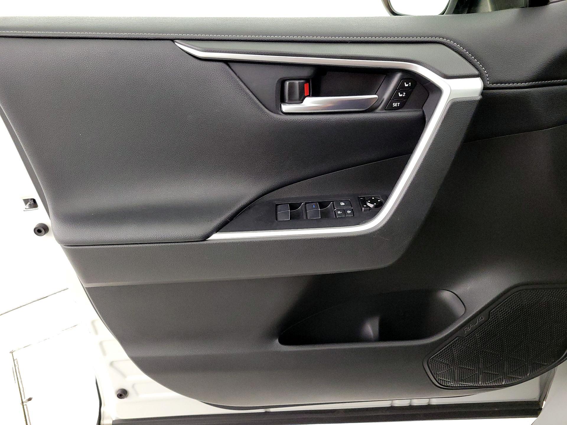 Thumbnail: 2020 Toyota RAV4 - 12
