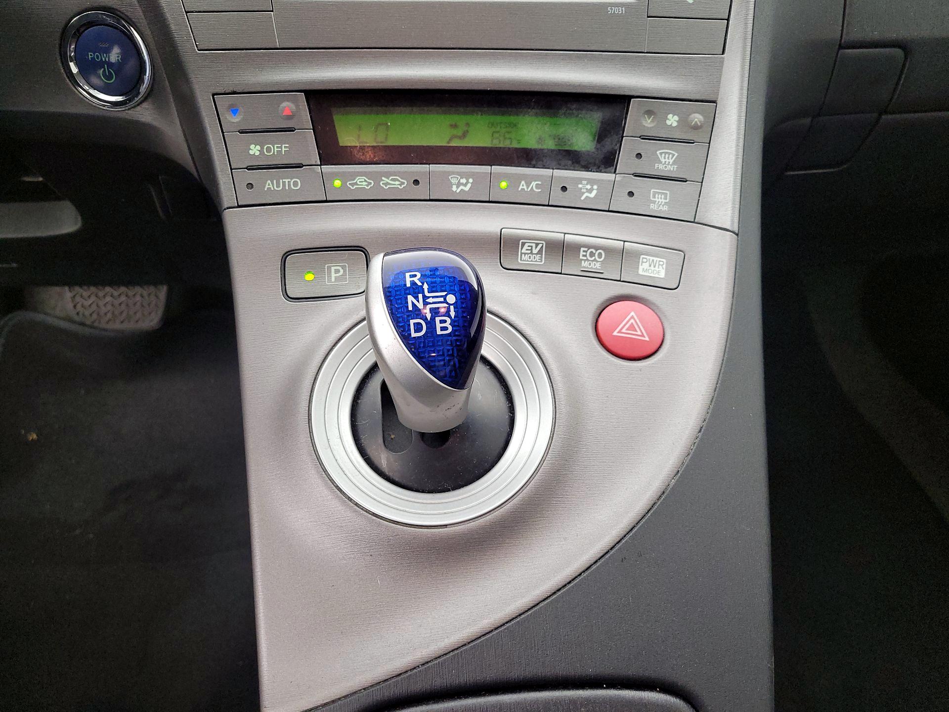 Thumbnail: 2015 Toyota Prius - 17