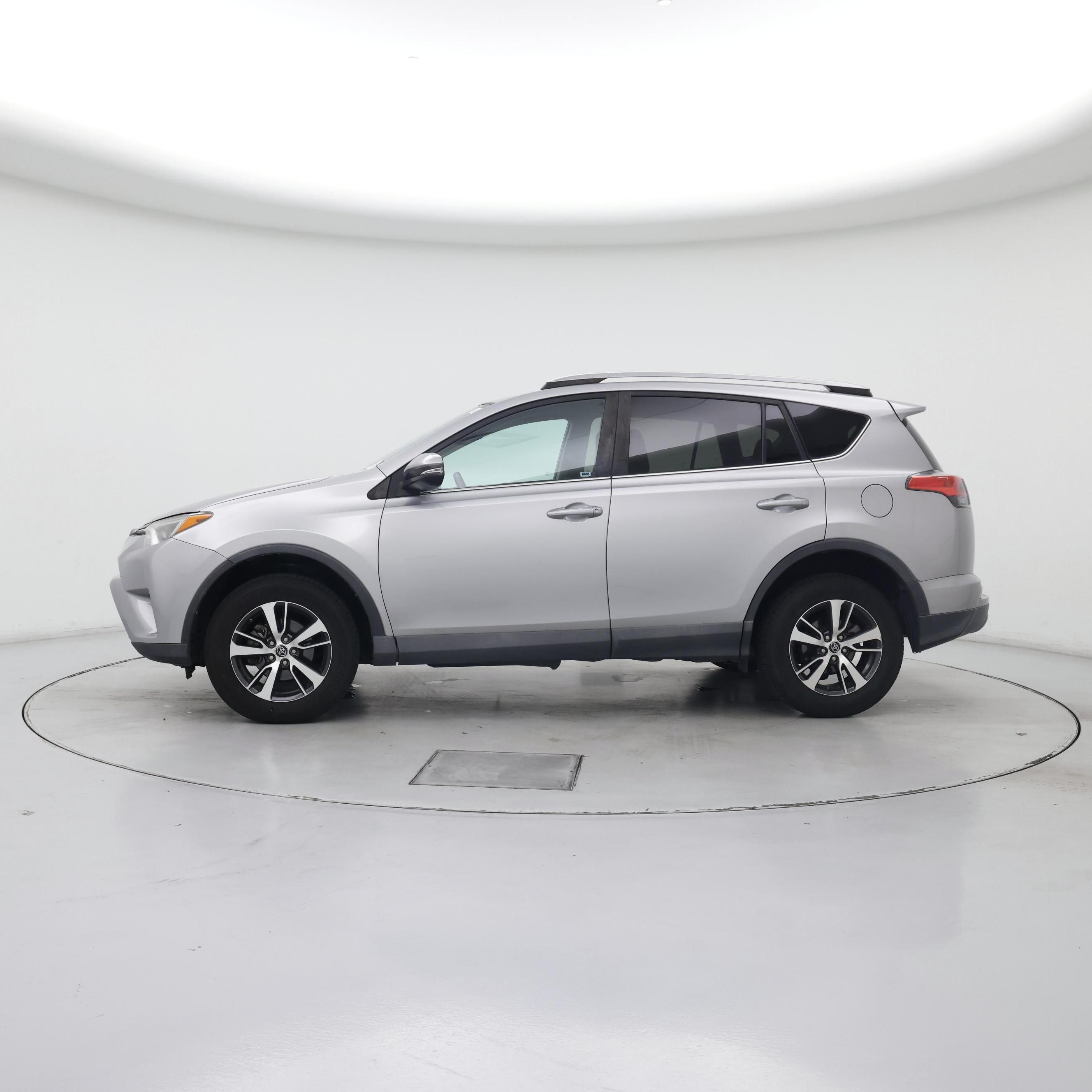Thumbnail: 2018 Toyota RAV4 - 3