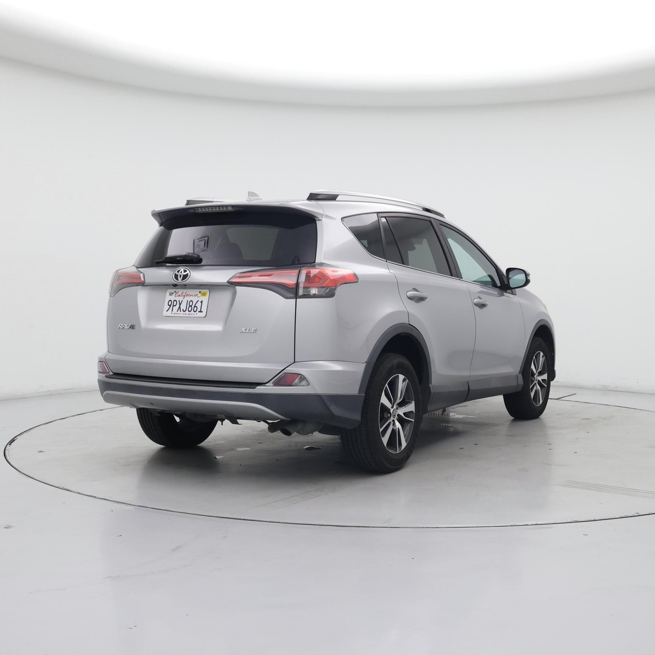 Thumbnail: 2018 Toyota RAV4 - 8
