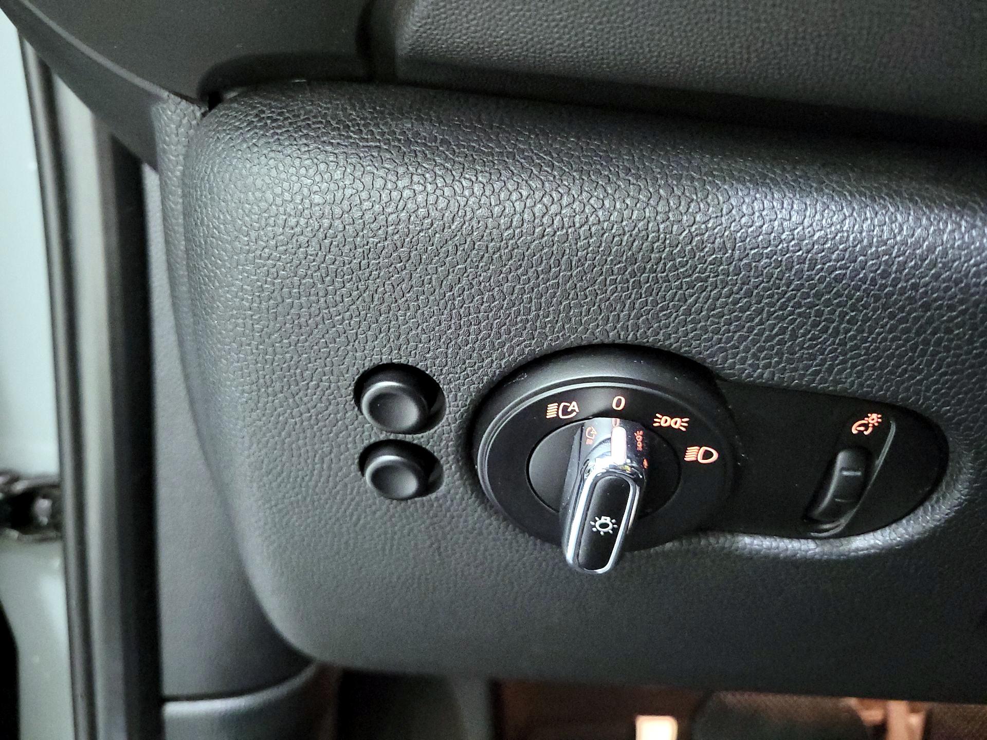 Thumbnail: 2015 MINI Cooper Hardtop - 13