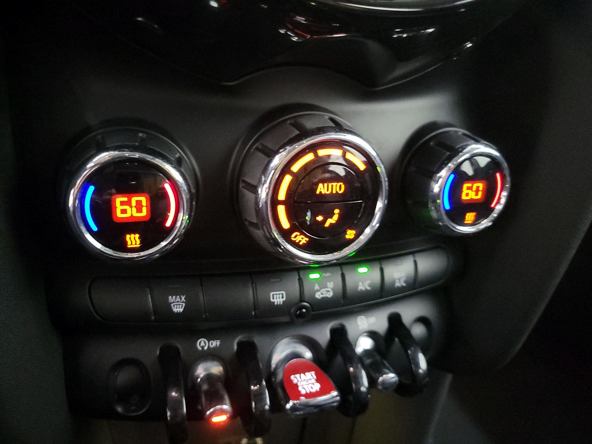Thumbnail: 2015 MINI Cooper Hardtop - 15