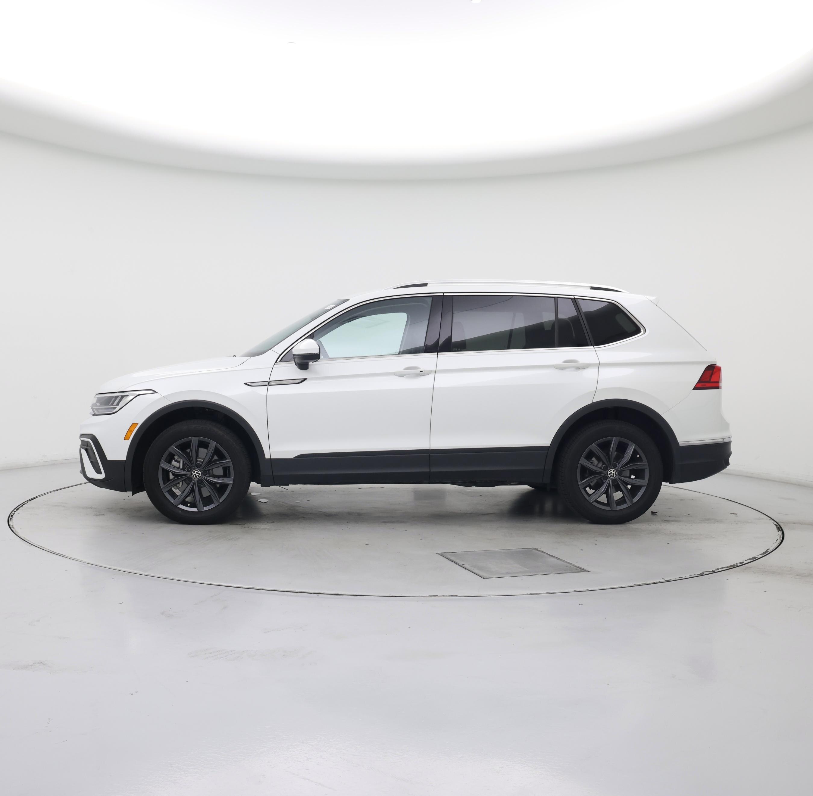 Thumbnail: 2023 Volkswagen Tiguan - 3