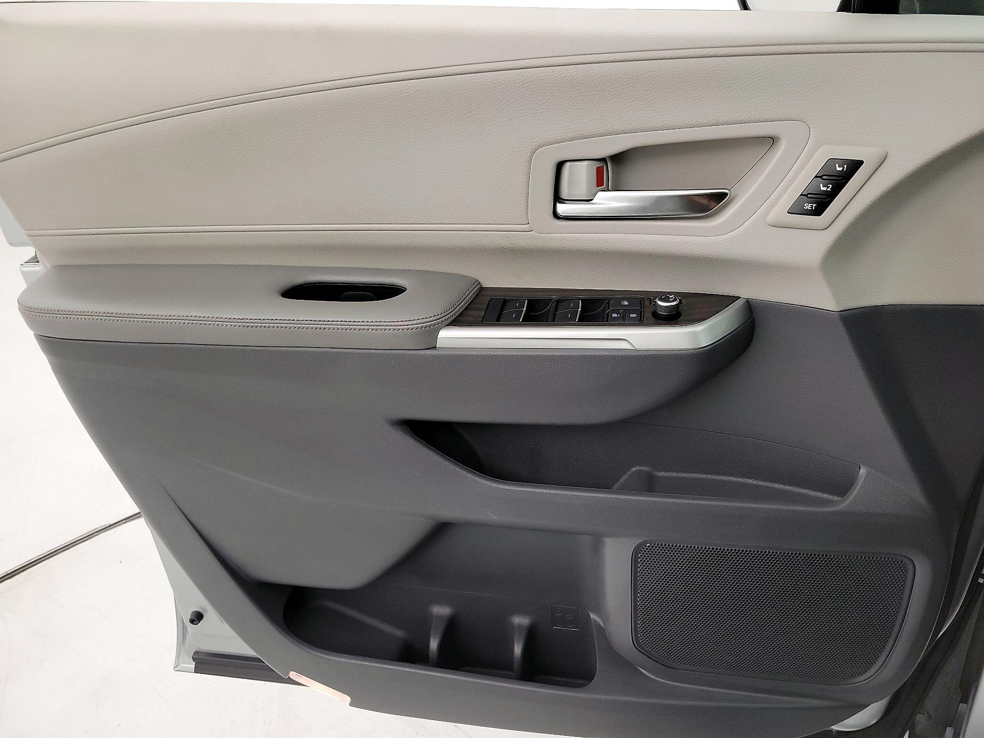 Thumbnail: 2021 Toyota Sienna - 12