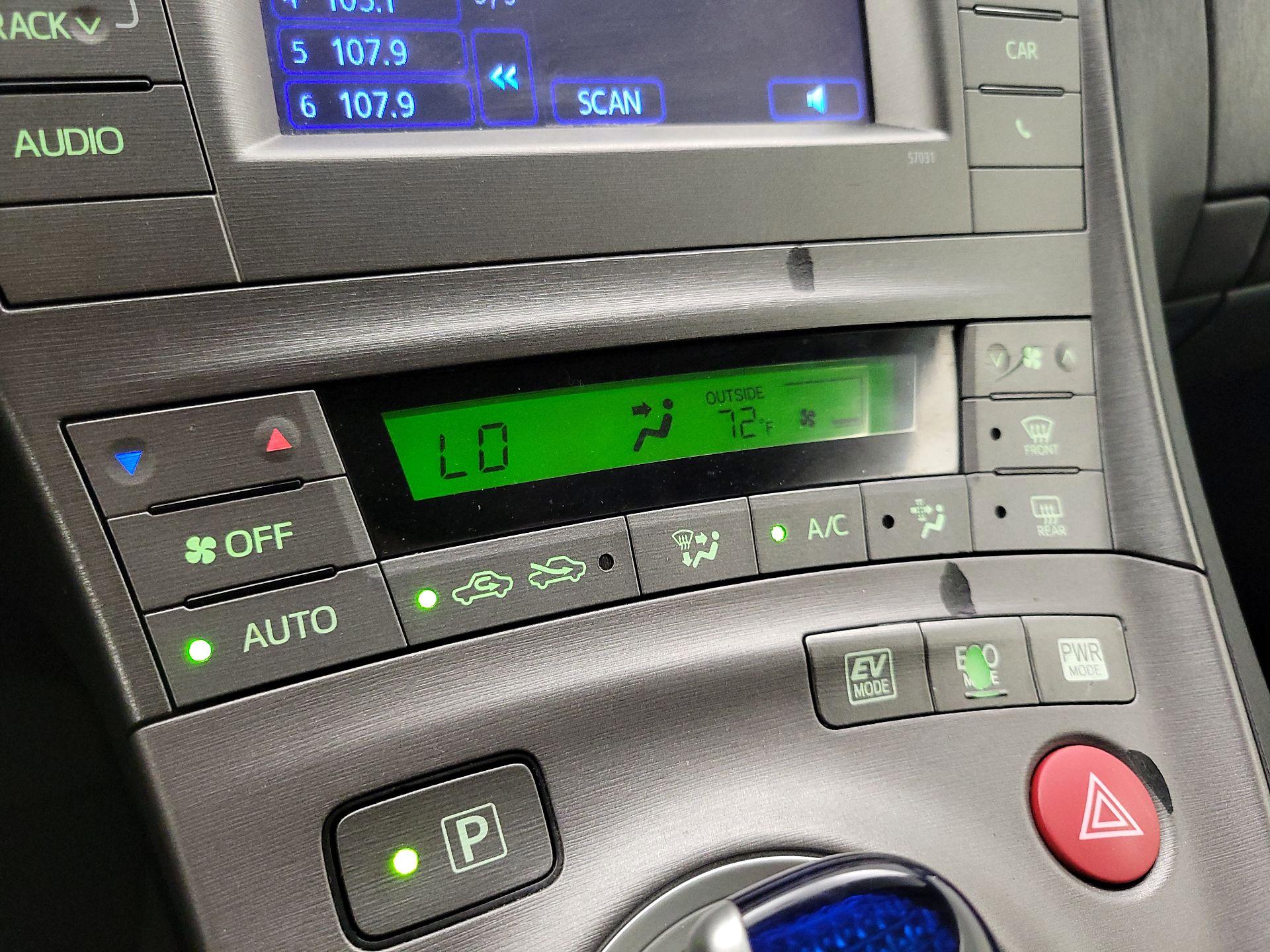 Thumbnail: 2015 Toyota Prius - 16