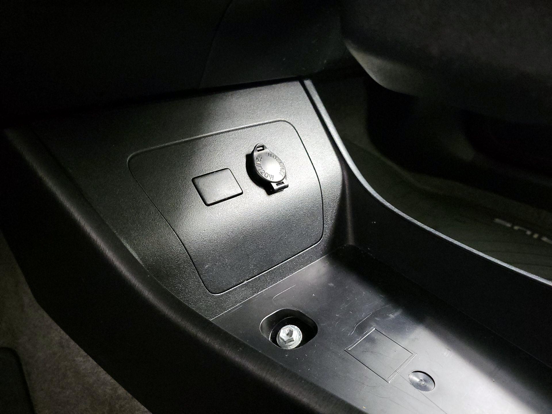 Thumbnail: 2015 Toyota Prius - 18