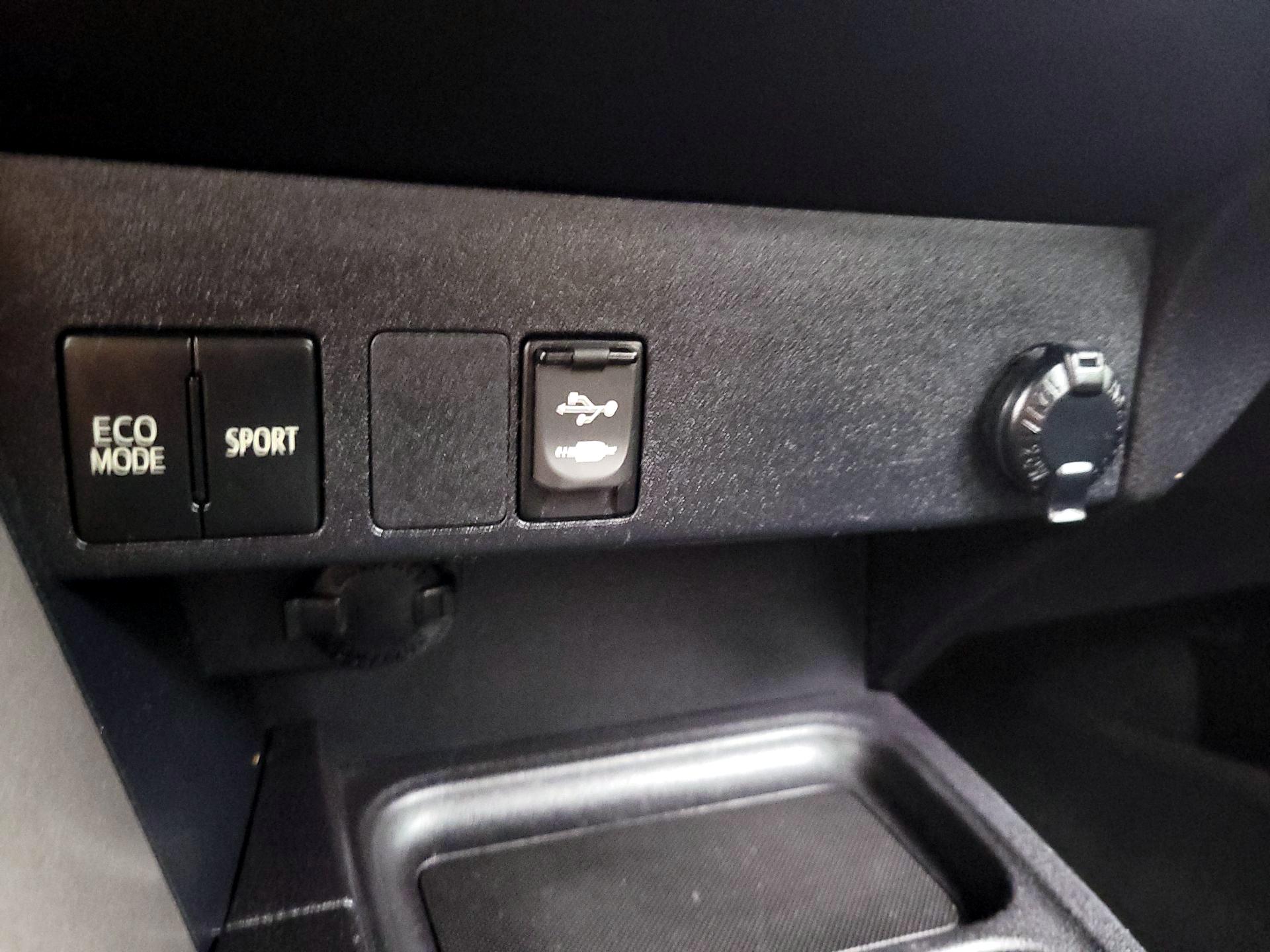 Thumbnail: 2018 Toyota RAV4 - 18