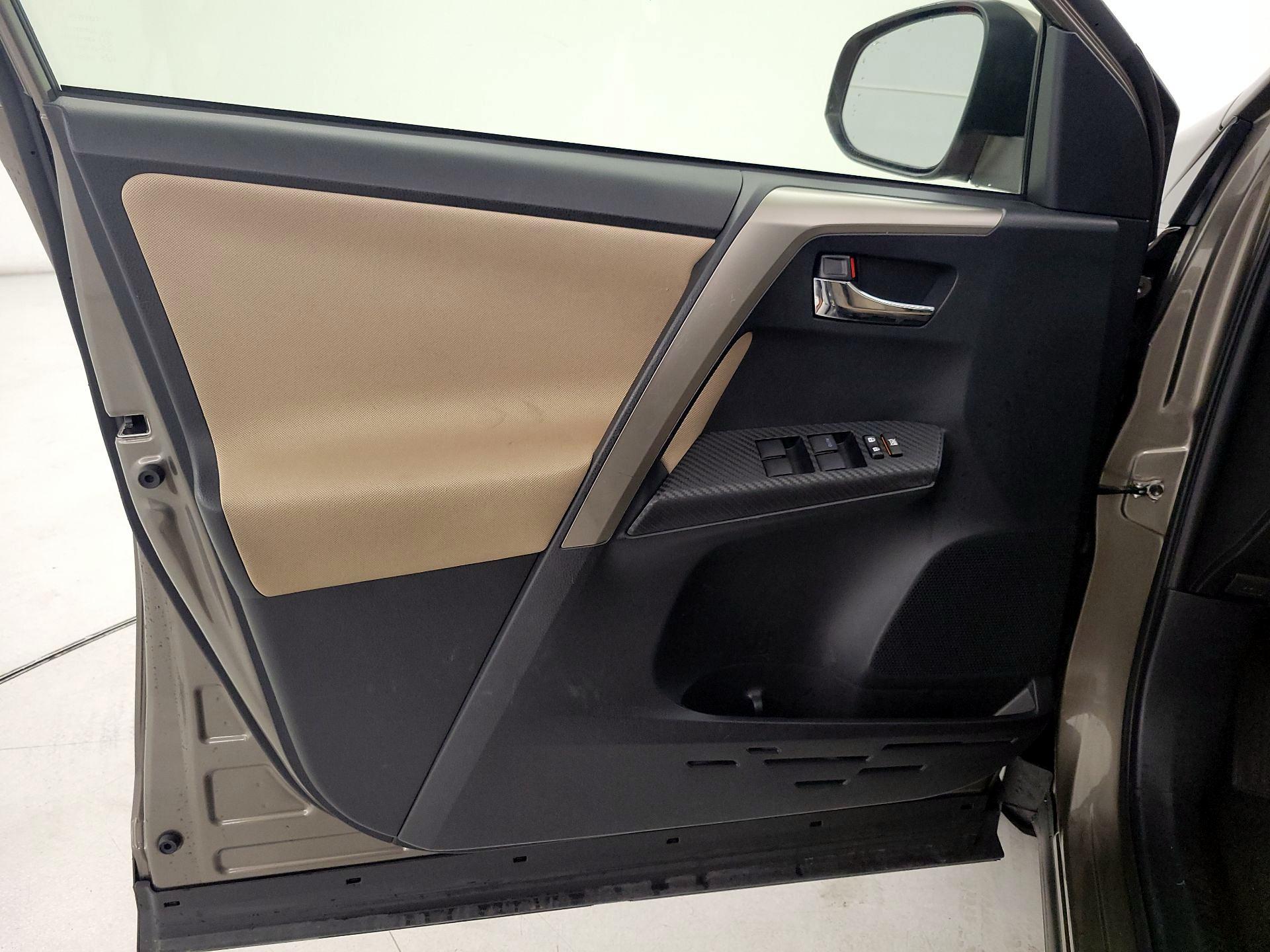 Thumbnail: 2015 Toyota RAV4 - 12