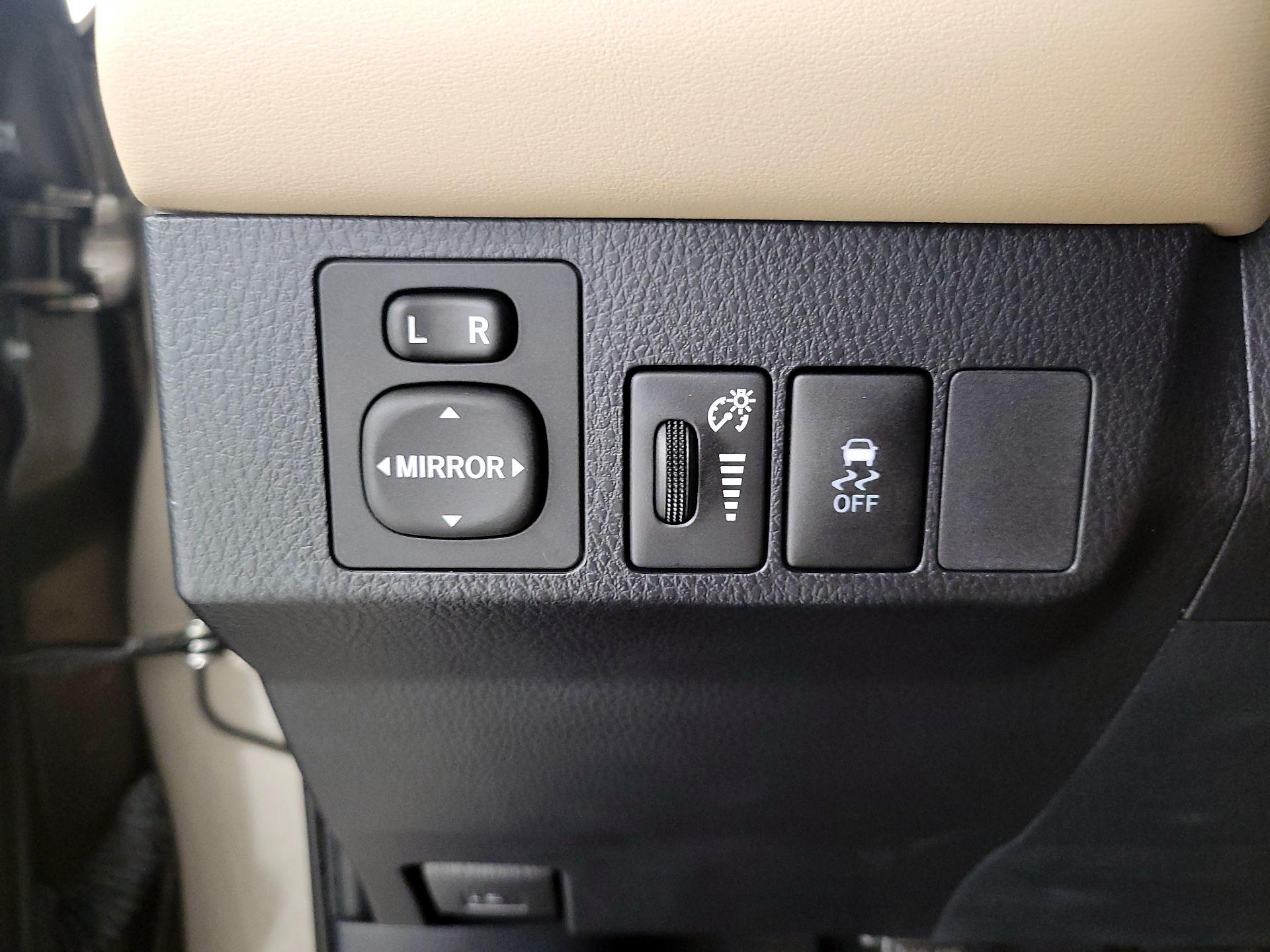 Thumbnail: 2015 Toyota RAV4 - 13